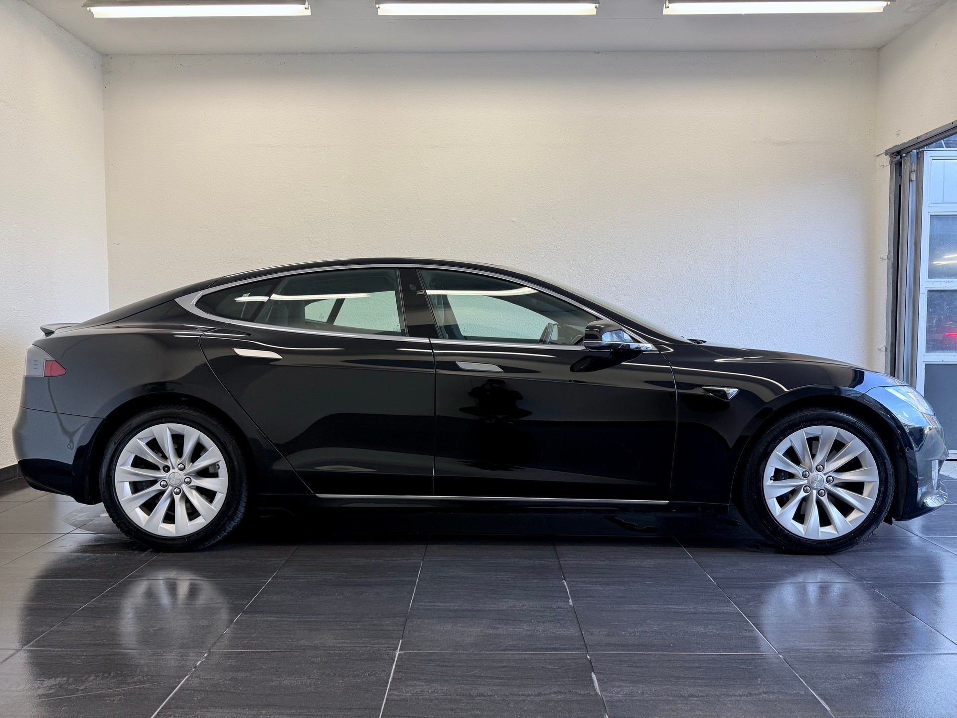 TESLA Model S 75 D - 5