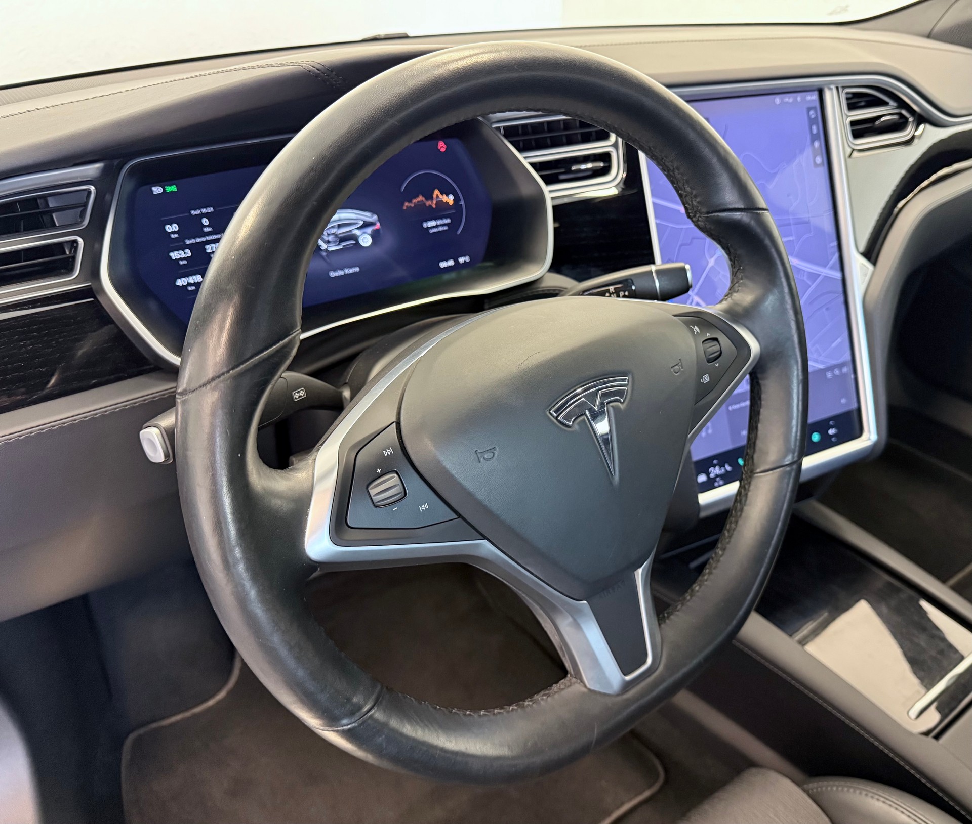 TESLA Model S 75 D - 22