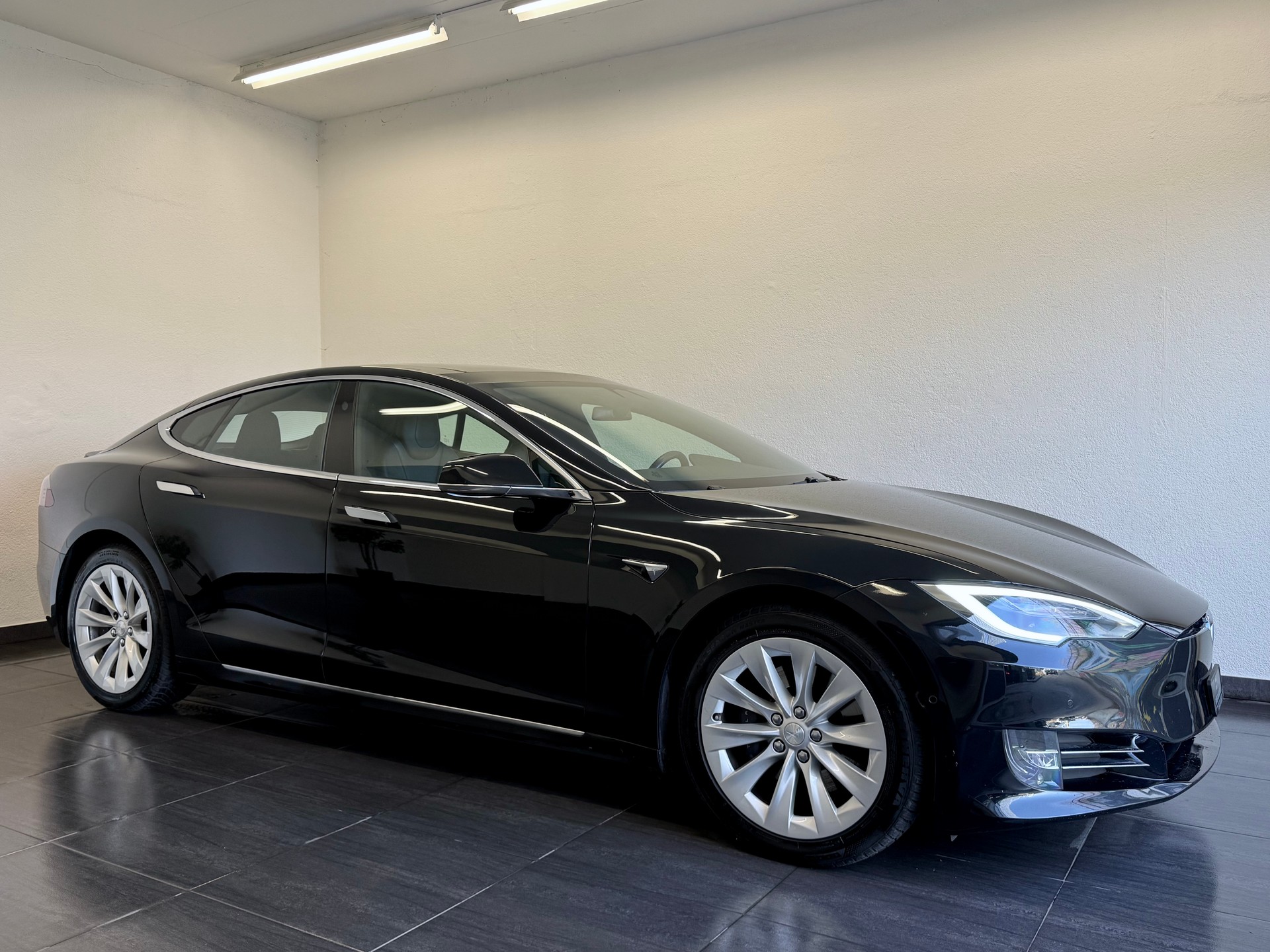 TESLA Model S 75 D
