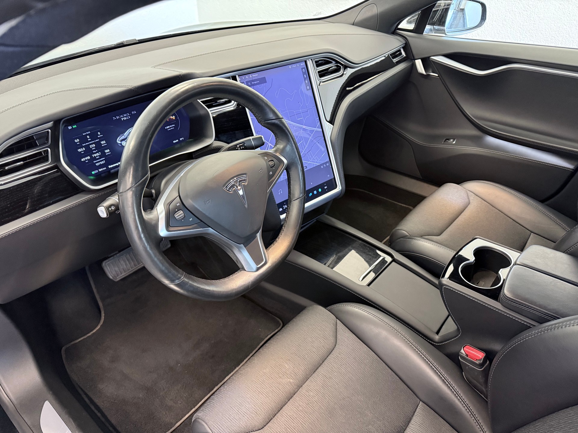 TESLA Model S 75 D - 23