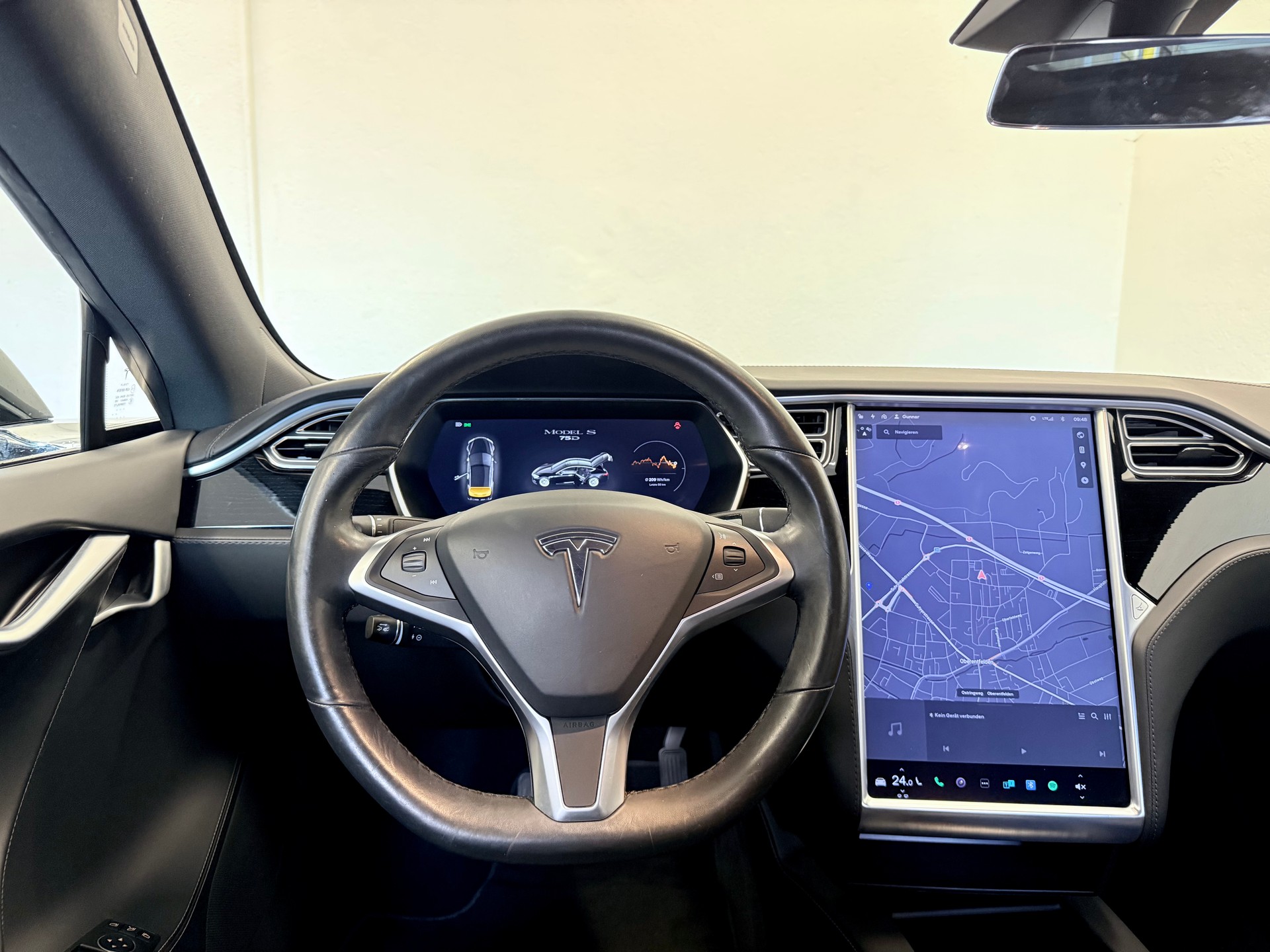 TESLA Model S 75 D - 21