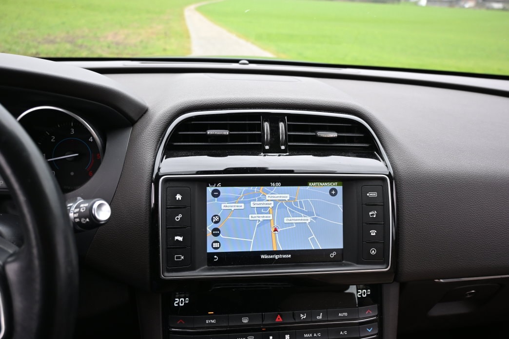 JAGUAR F-Pace 2.0d Prestige AWD Automatik - 10