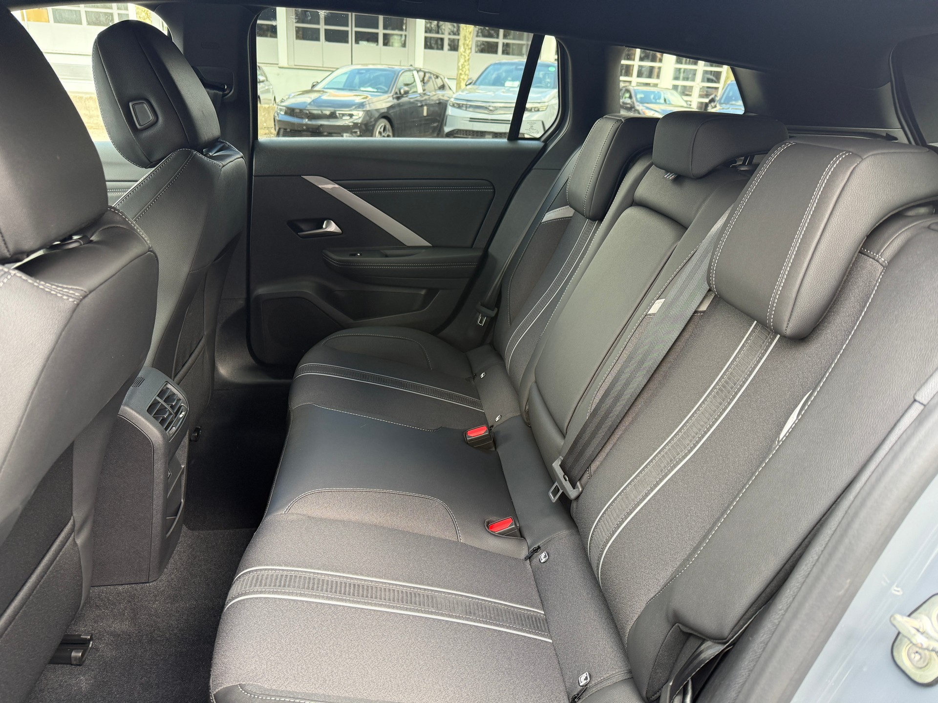 OPEL Astra Sports Tourer 1.2i Turbo GS A - 18