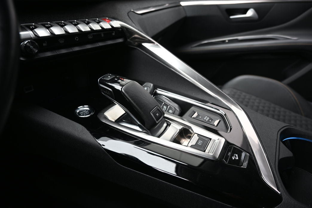 PEUGEOT 3008 1.2 PureTech Road Trip EAT8 - 10