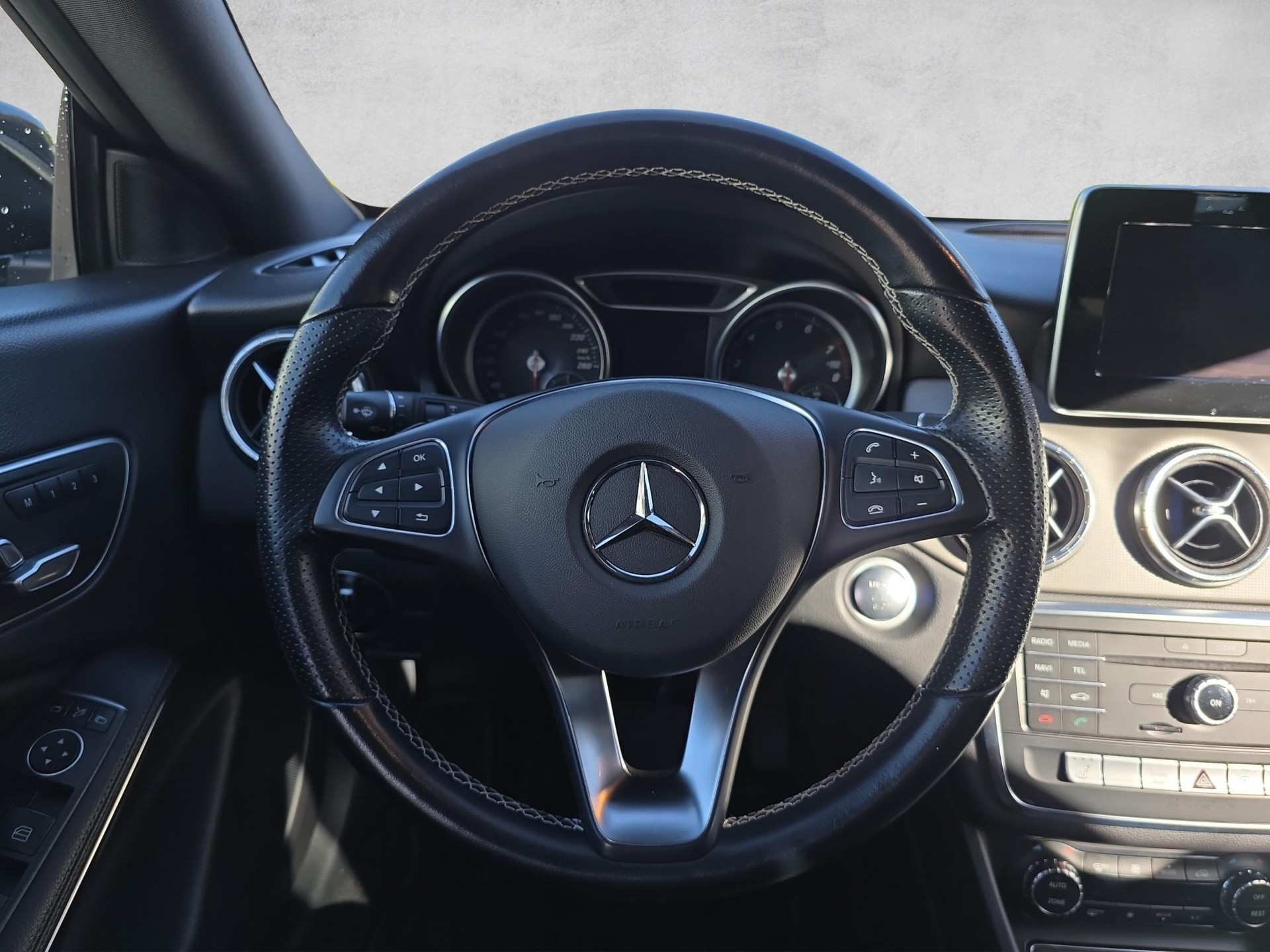 MERCEDES-BENZ CLA Shooting Brake 180 Urban 7G-DCT - 10