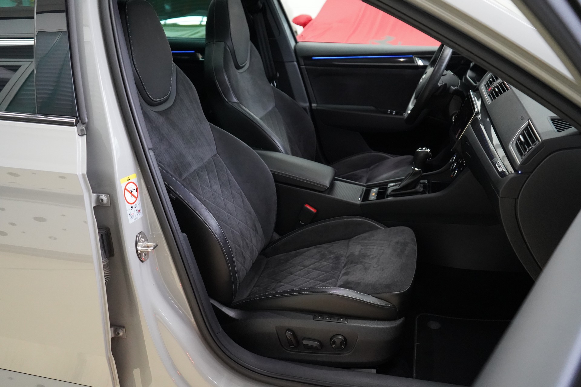 SKODA Superb Combi 2.0 TSI SportLine+ DSG 4x4 / ABT 336 Ps ** - 32