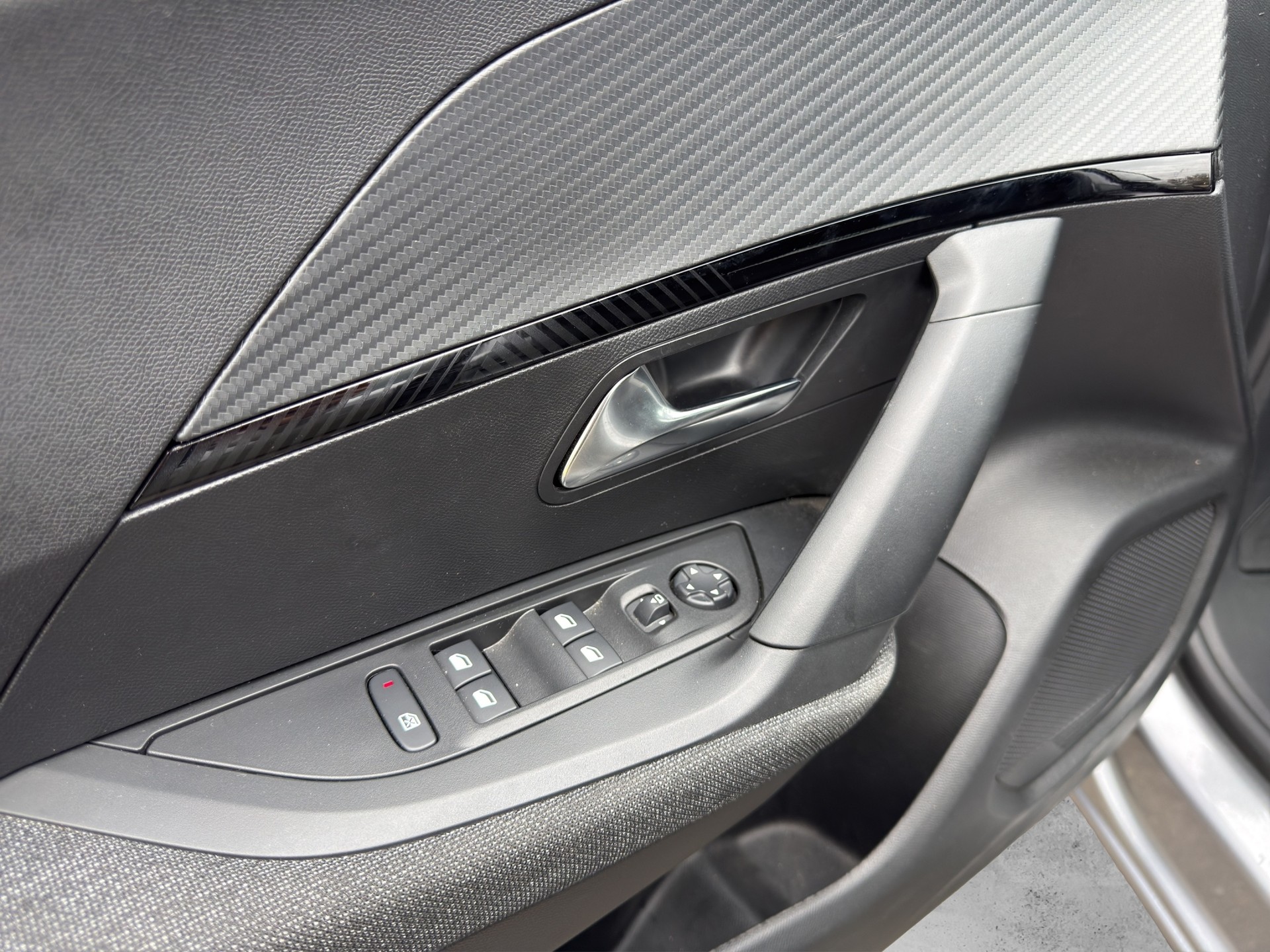 PEUGEOT 2008 1.2 Hybrid 145 Style - 11