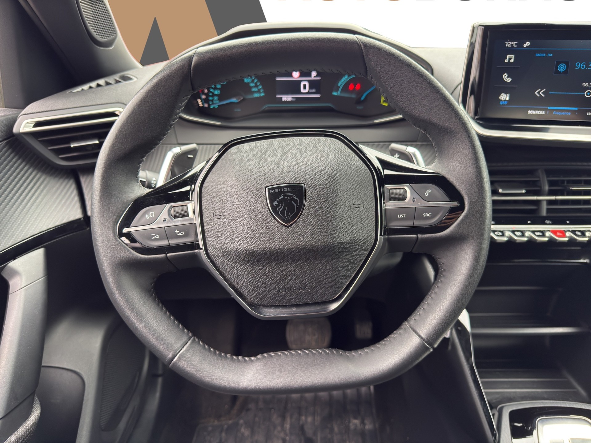 PEUGEOT 2008 1.2 Hybrid 145 Style - 18