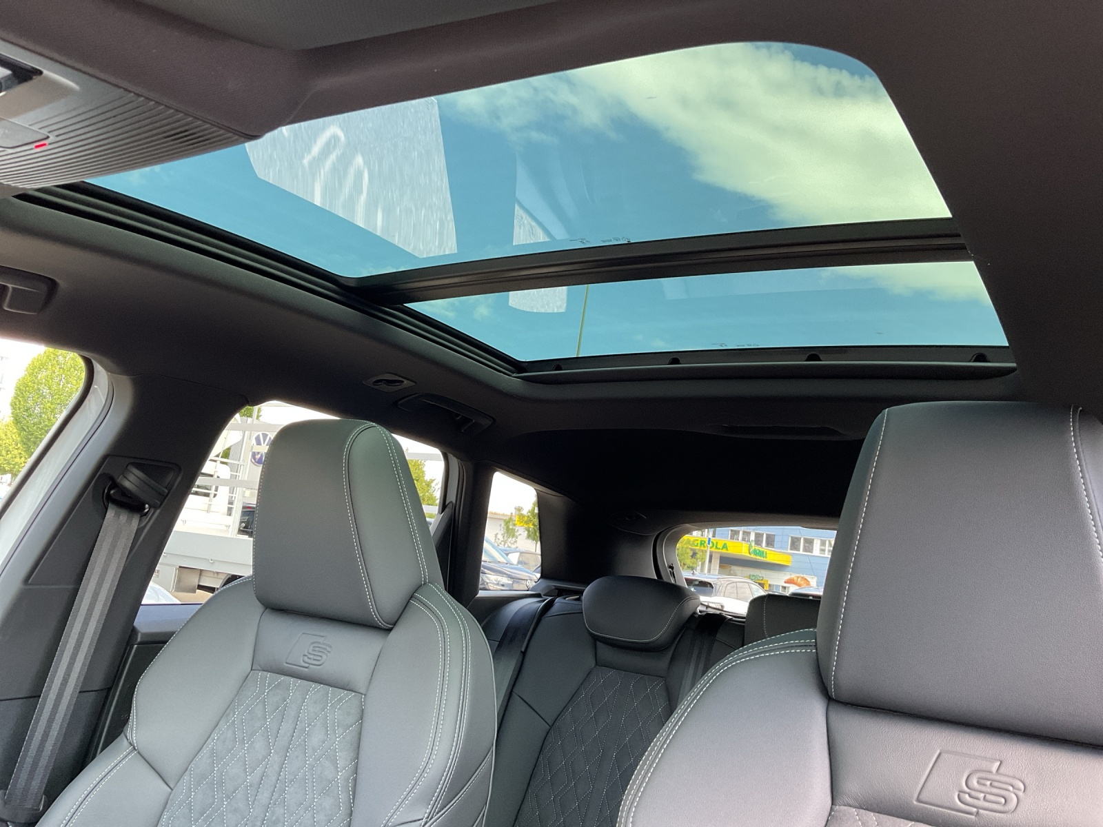 AUDI Q4 e-tron SUV quattro performance Swiss Ski - 15