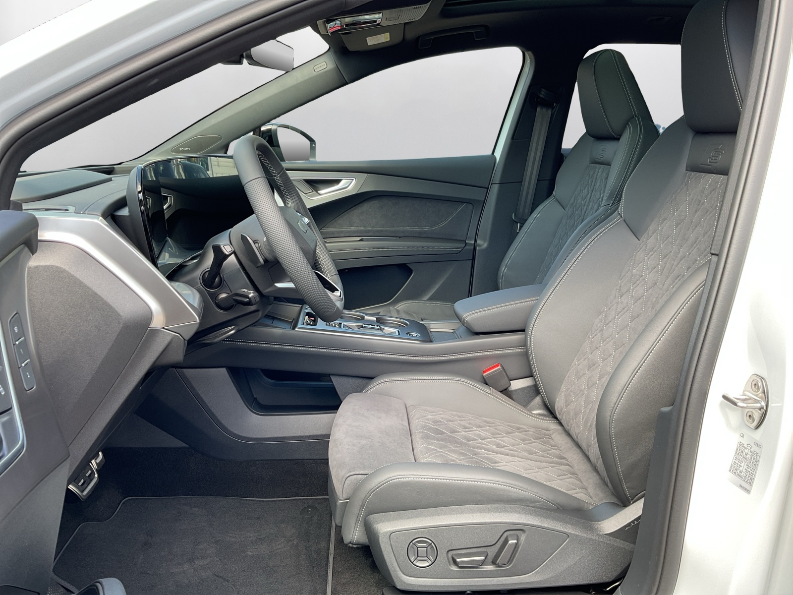 AUDI Q4 e-tron SUV quattro performance Swiss Ski - 10