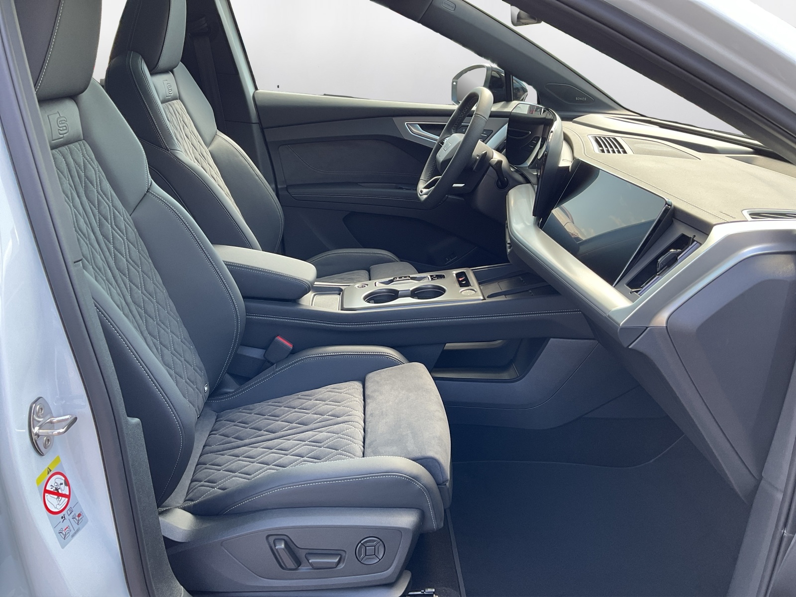 AUDI Q4 e-tron SUV quattro performance Swiss Ski - 14