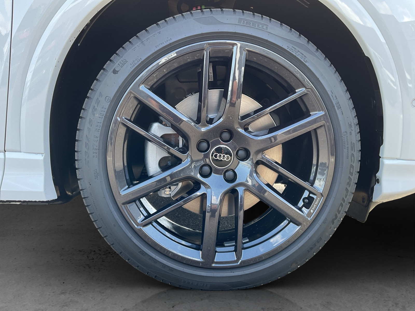 AUDI Q4 e-tron SUV quattro performance Swiss Ski - 13