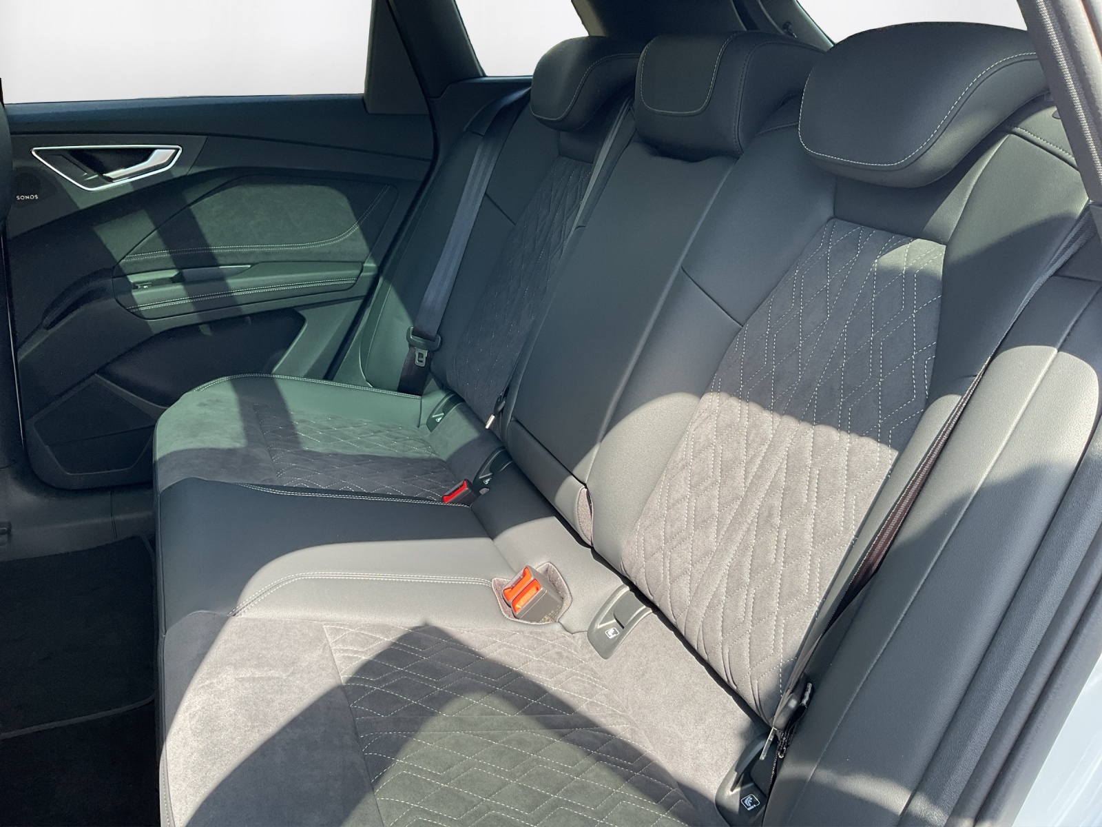 AUDI Q4 e-tron SUV quattro performance Swiss Ski - 11