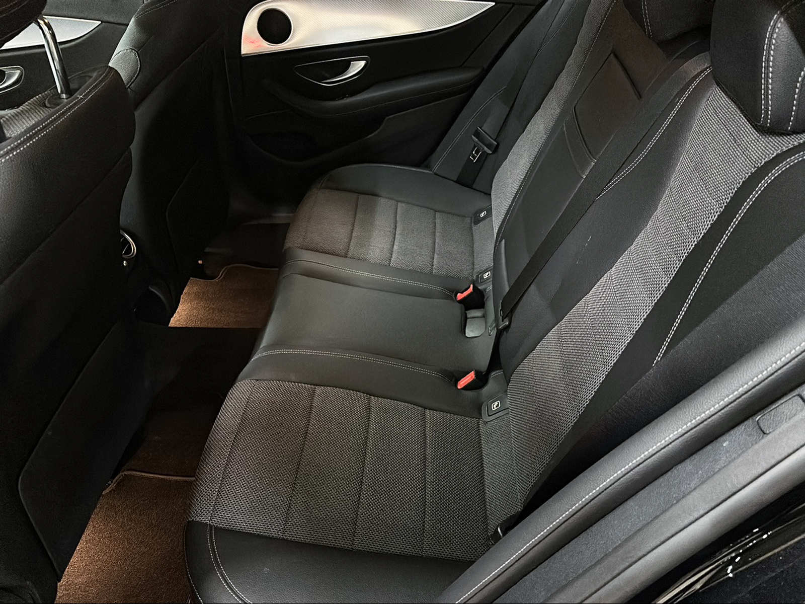 MERCEDES-BENZ E 220 d Swiss Star Avantgarde 4matic Kombi - 11