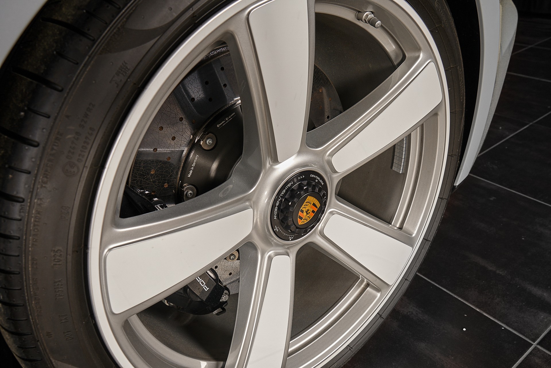 PORSCHE 911 Turbo 50 Jahre - 7