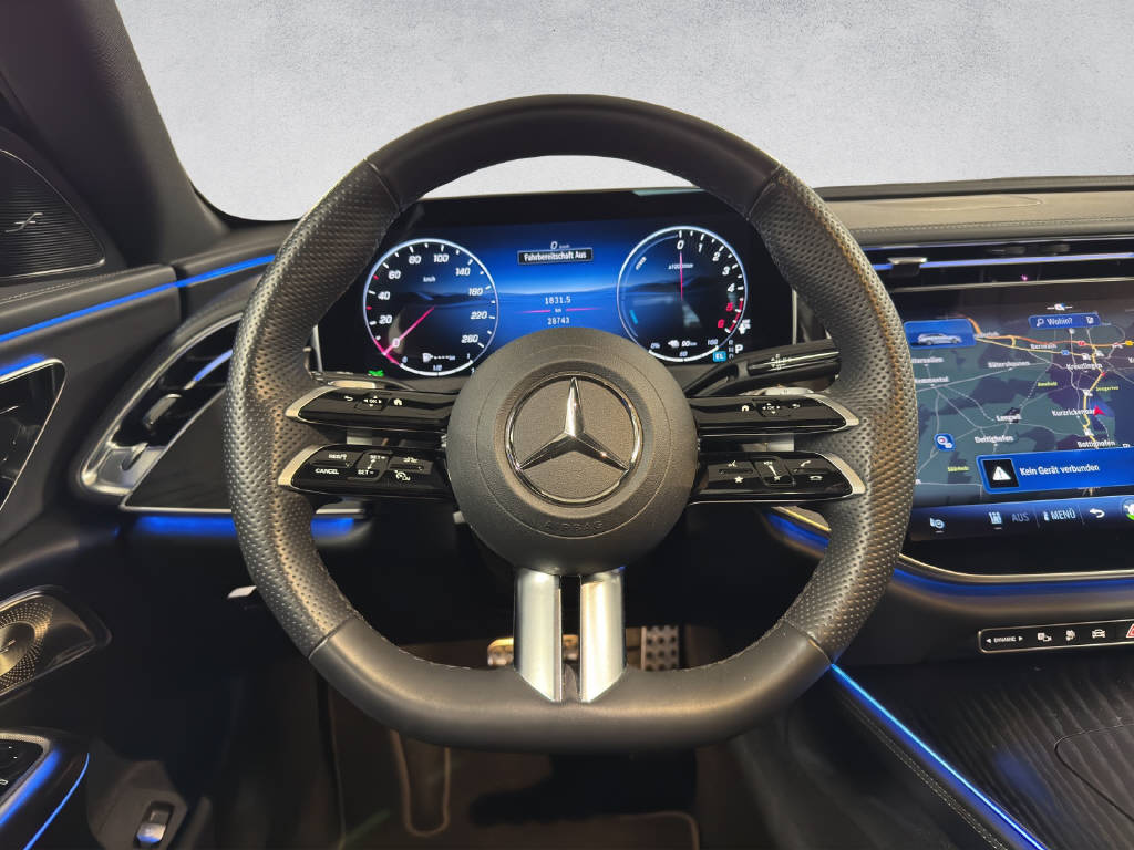 MERCEDES-BENZ E 300 de AMG Line 4Matic T-Modell - 12