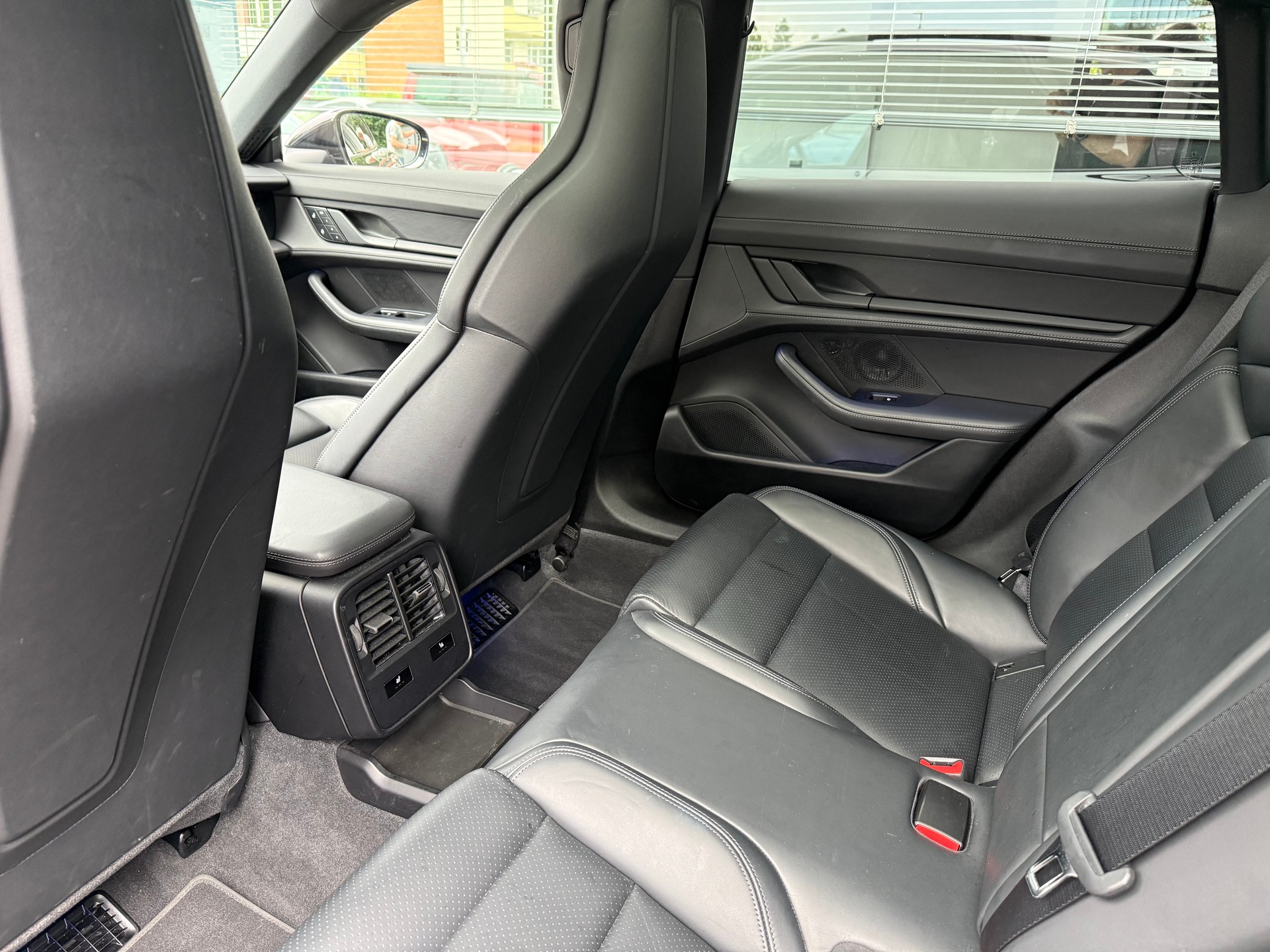 PORSCHE Taycan 4 Cross Turismo - 14