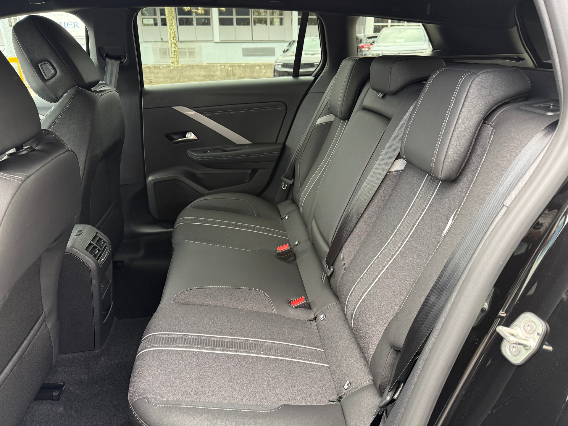 OPEL Astra Sports Tourer 1.2i Turbo GS A - 17