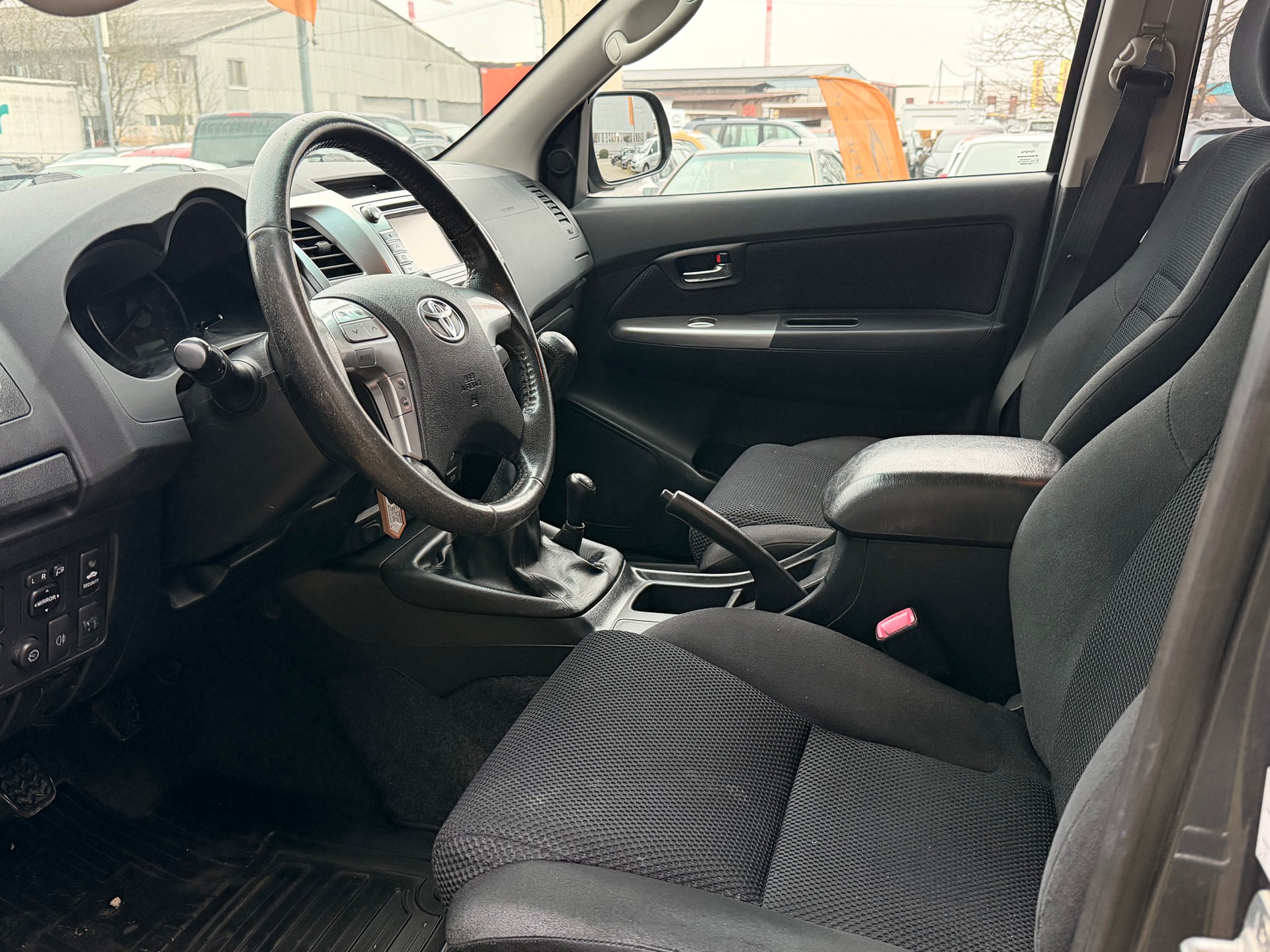 TOYOTA Hilux 3.0 4WD Double Cab Sol Premium - 10
