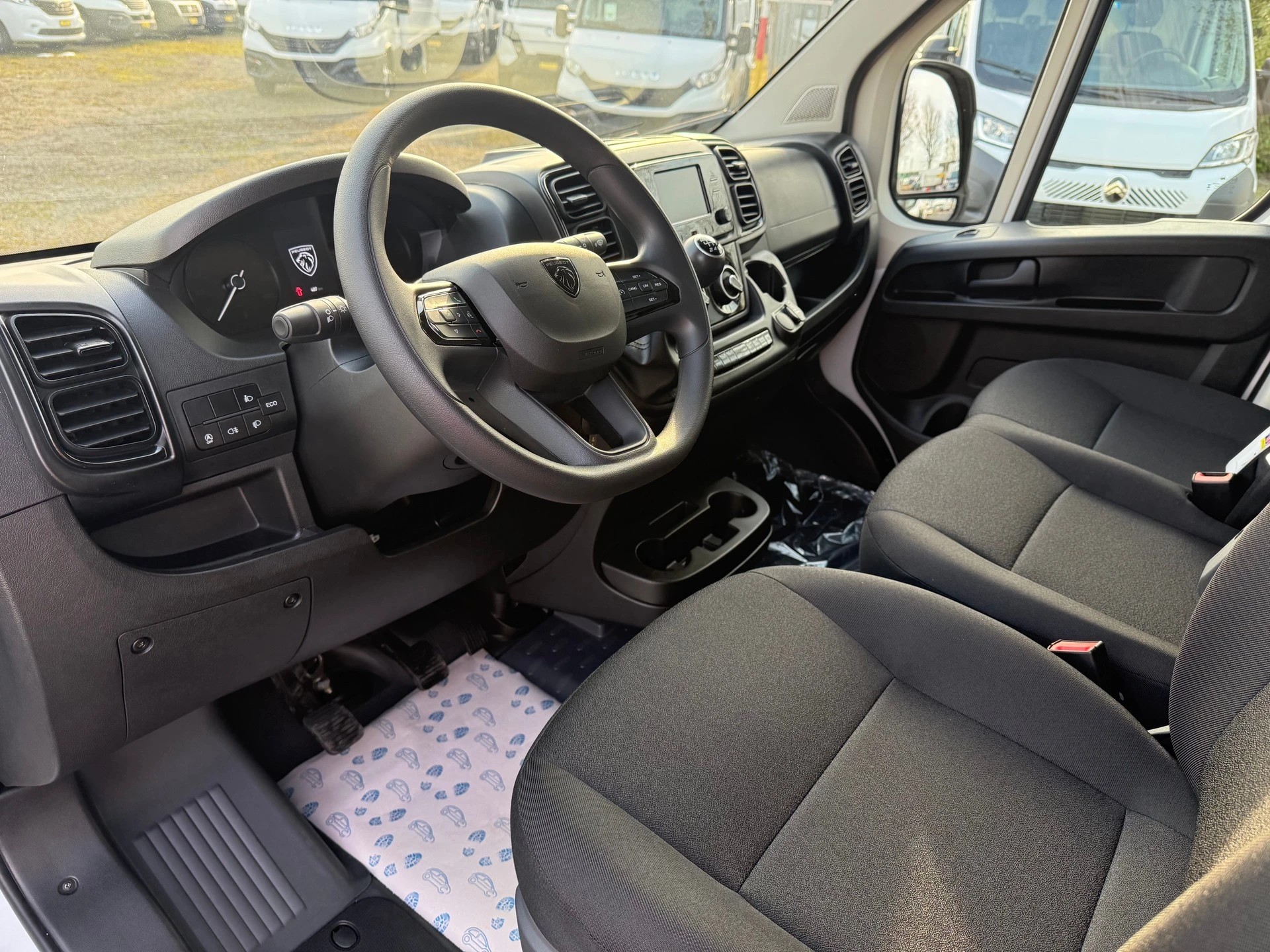 PEUGEOT Boxer 335 2.2 BlueHDI 140 L2H2 neues Interieur - 15