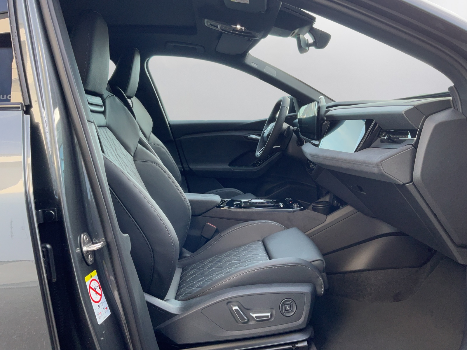 AUDI Q6 e-tron quattro - 14