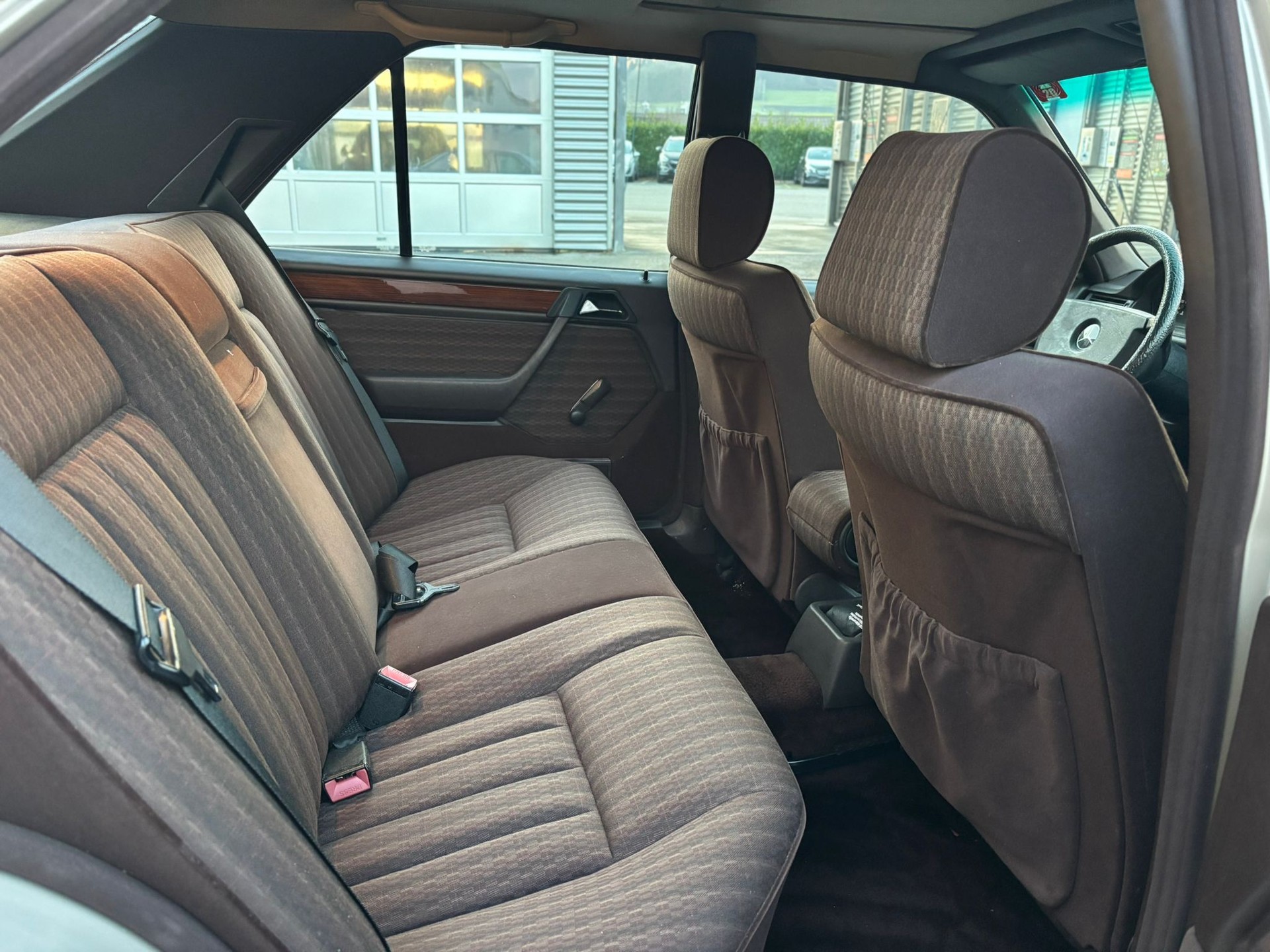 MERCEDES-BENZ 230 E - 10