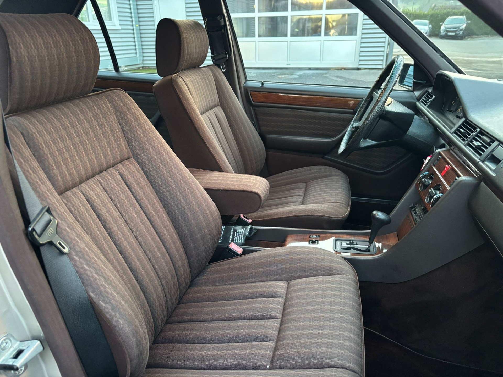 MERCEDES-BENZ 230 E - 9