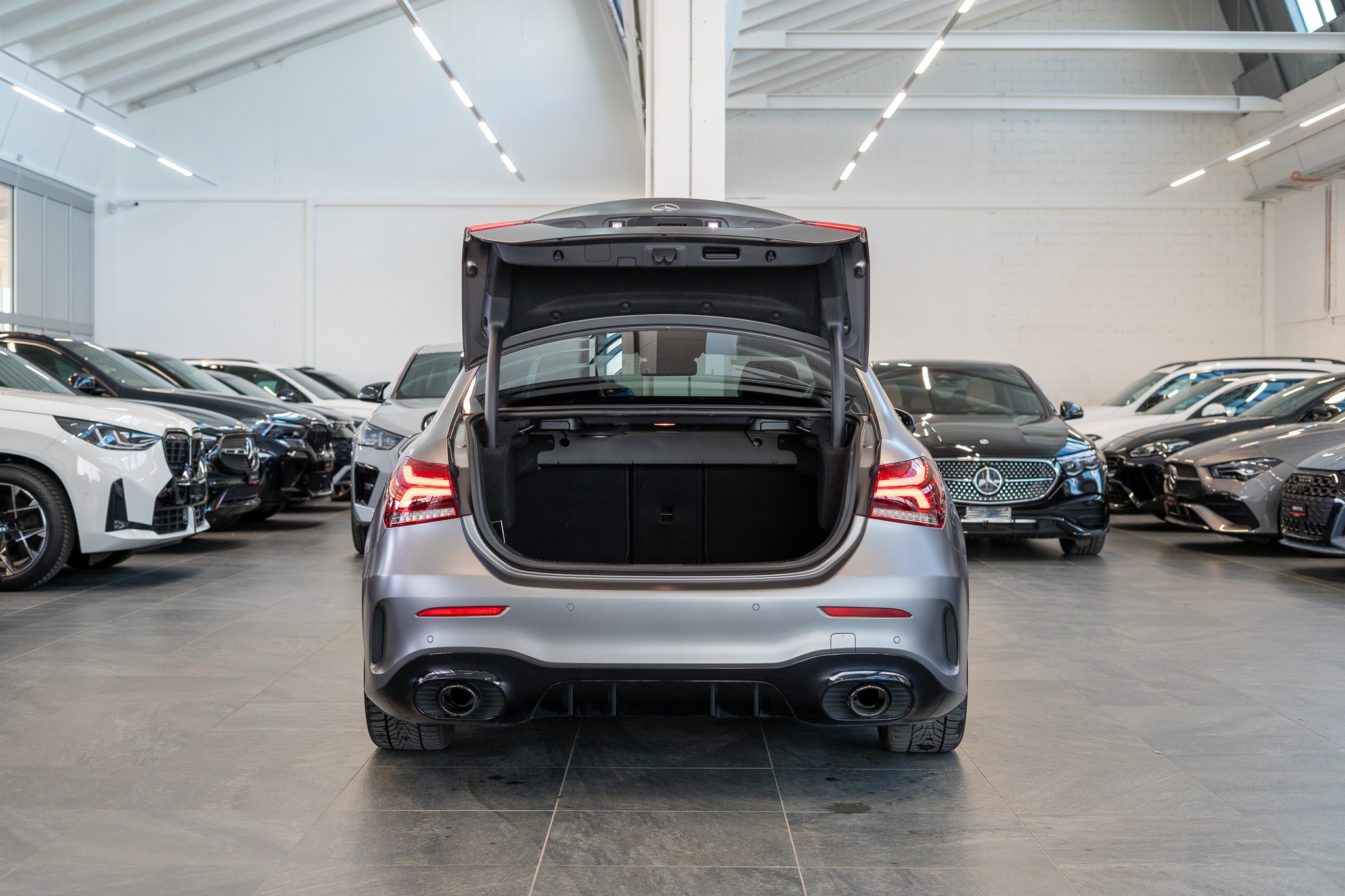 A 35 AMG 4matic Limousine / Frozen Grey / Panorama-Schiebedach / Ambiente-beleuchtung