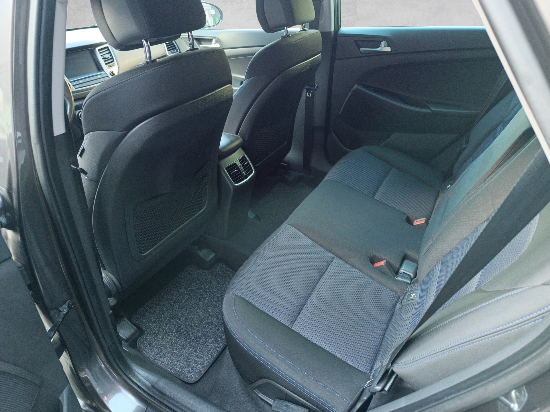 HYUNDAI Tucson 2.0 CRDI Launch Edition 4WD Automatic - 12
