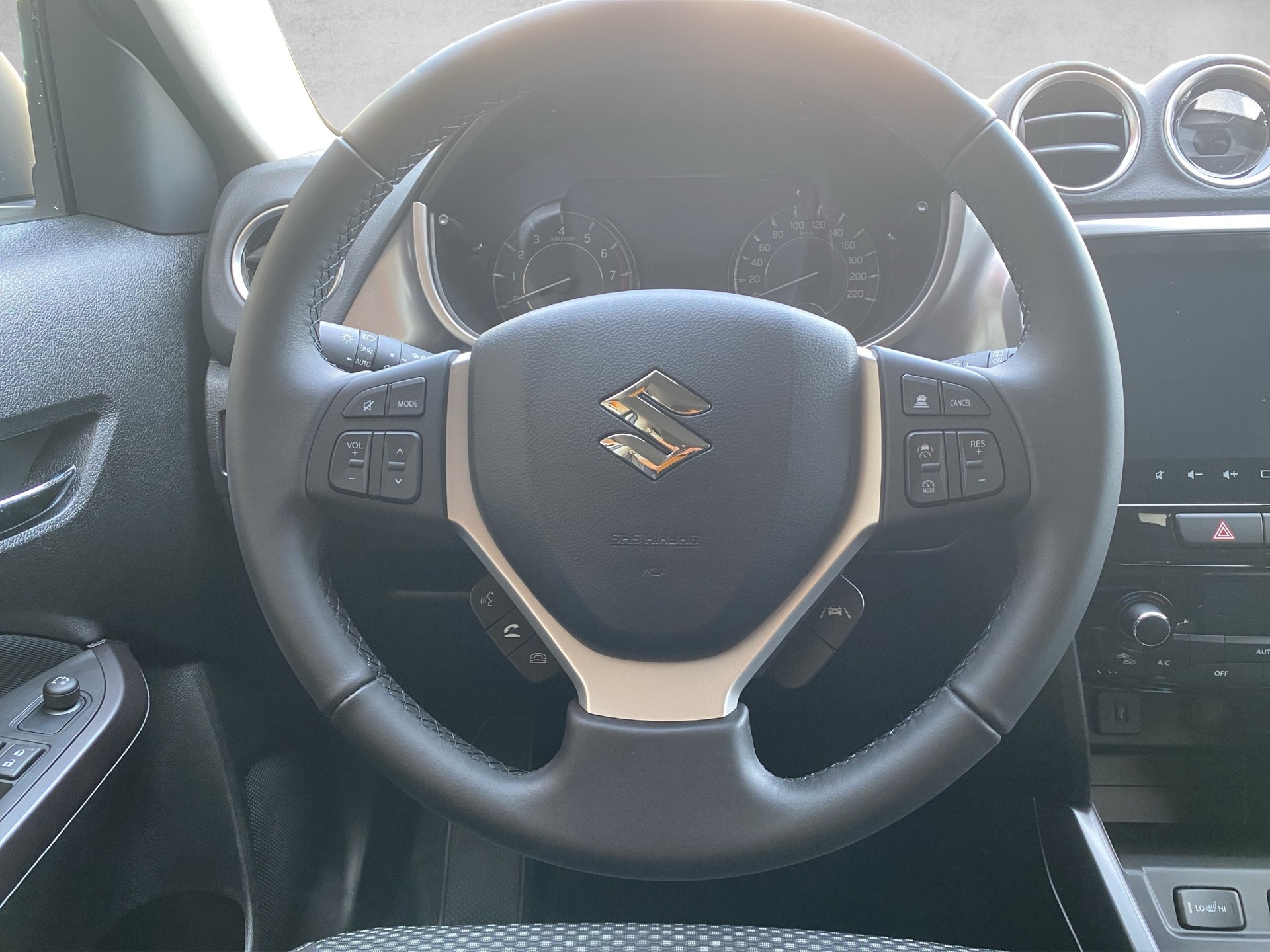 SUZUKI Vitara 1.4 Boosterjet Compact + 4x4 Hybrid Automatic - 10