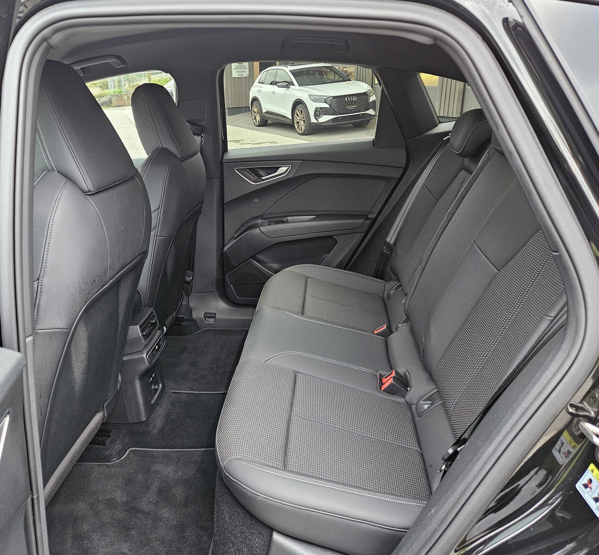 AUDI Q4 Sportback e-tron 50 S-Line quattro Modell 2024 mit Anhängerkupplung - 27