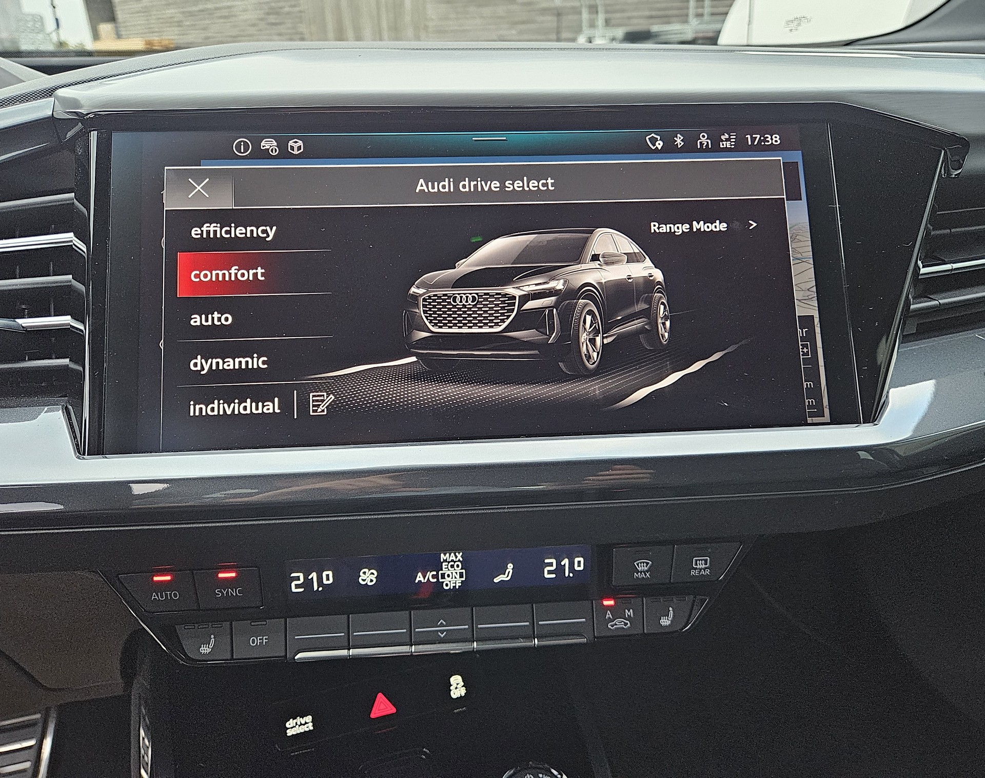 AUDI Q4 Sportback e-tron 50 S-Line quattro Modell 2024 mit Anhängerkupplung - 24