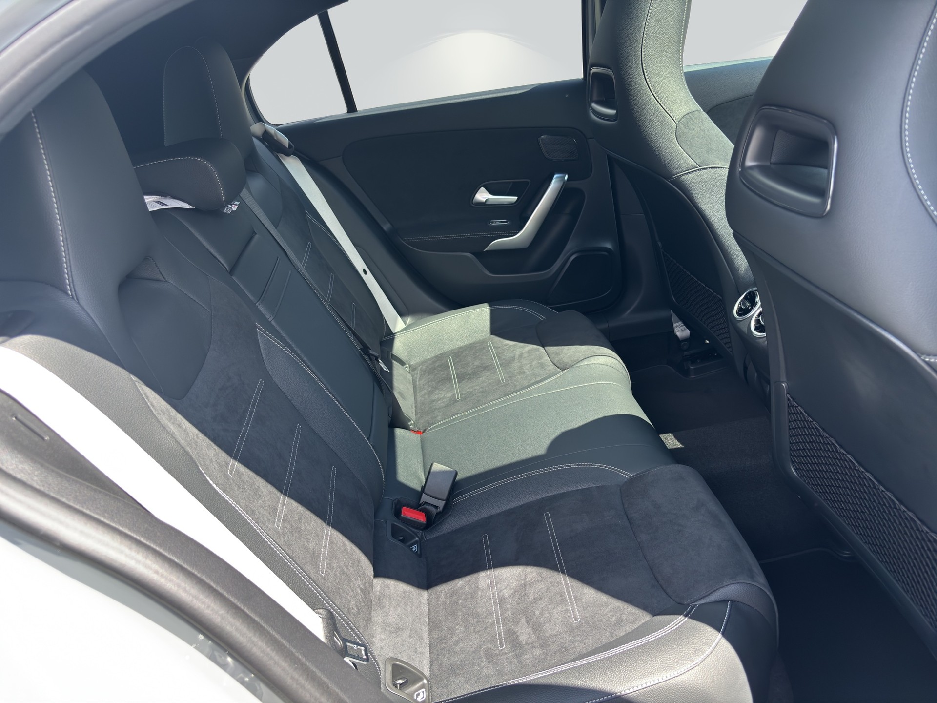 MERCEDES-BENZ A 220 4Matic 8G-DCT - 12