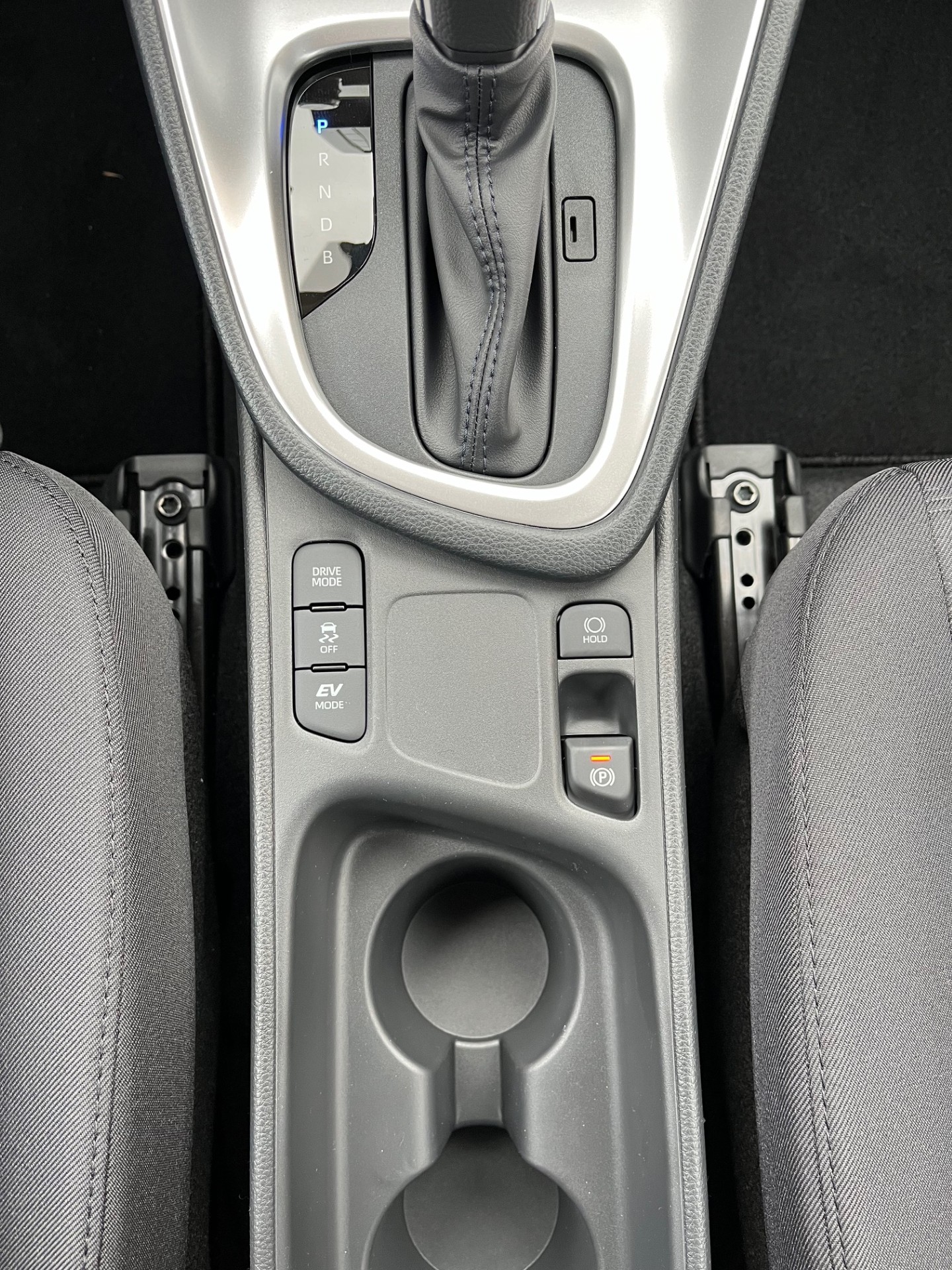 TOYOTA Yaris 1.5 Comfort e-CVT - 17