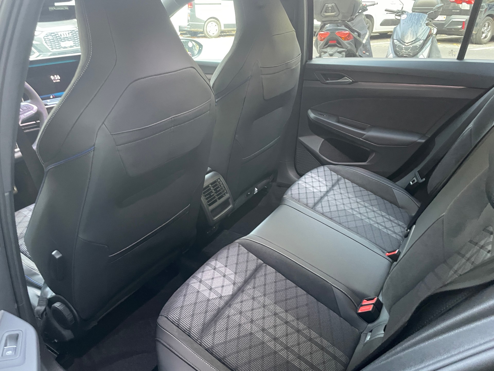 VW Golf 1.5 e TSI R-Line DSG - 9