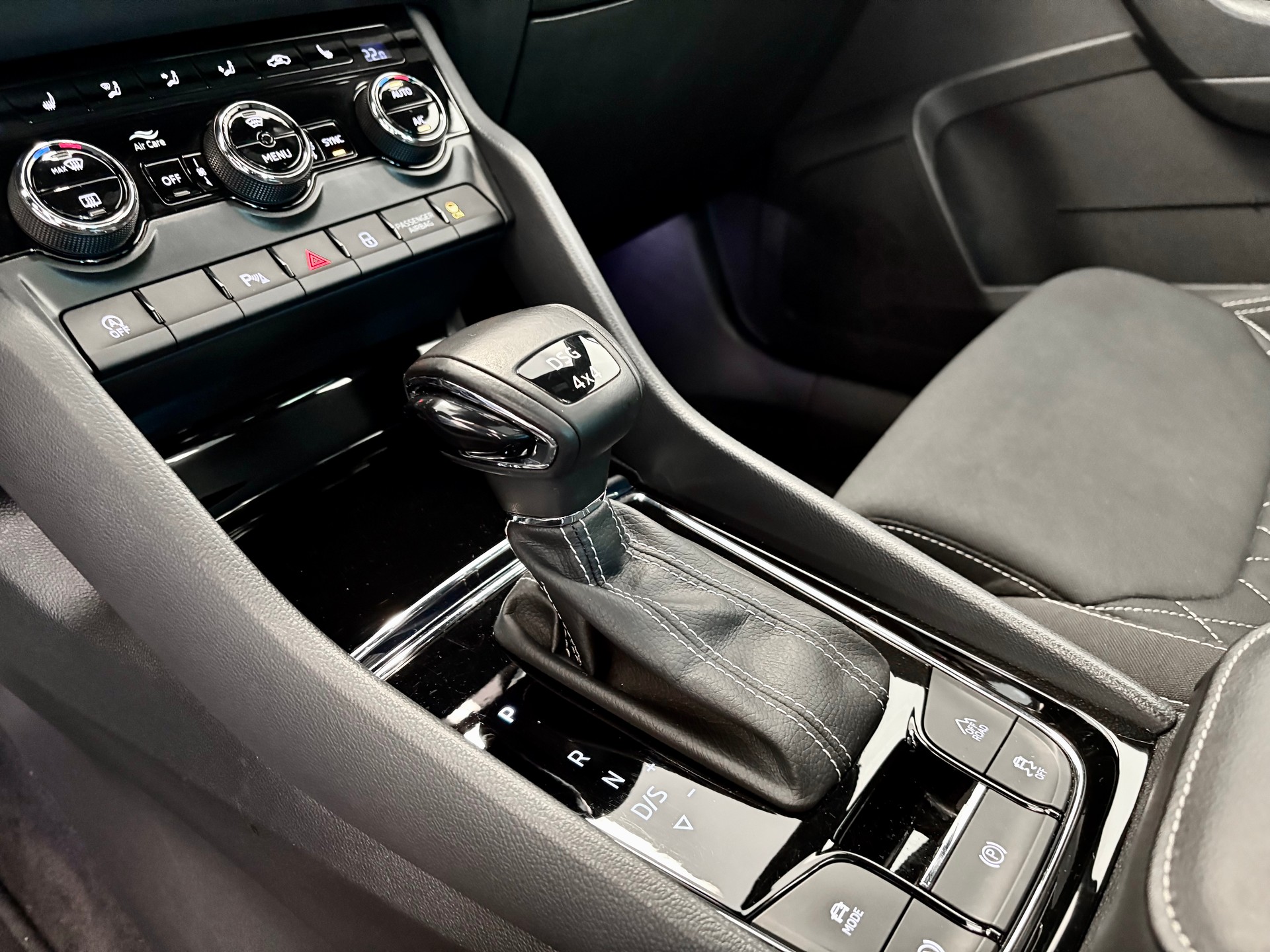 SKODA Karoq 2.0 TSI SportLine 4x4 DSG - 28