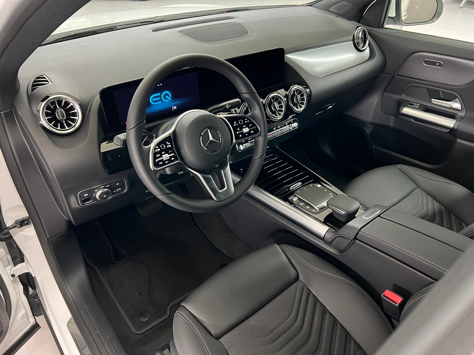 MERCEDES-BENZ EQA 300 4MATIC - 7