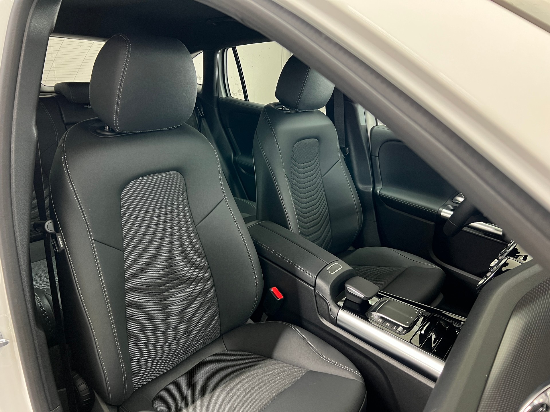 MERCEDES-BENZ EQA 300 4MATIC - 8