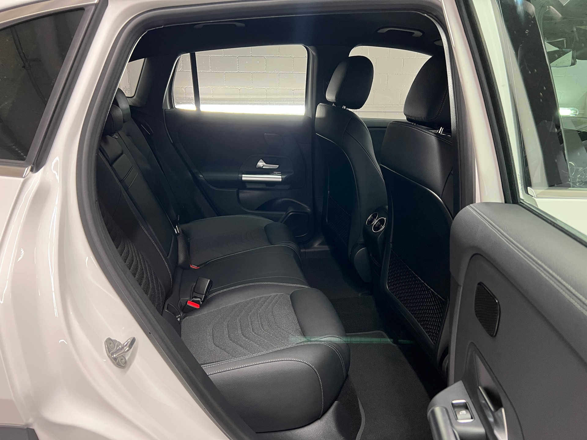 MERCEDES-BENZ EQA 300 4MATIC - 9