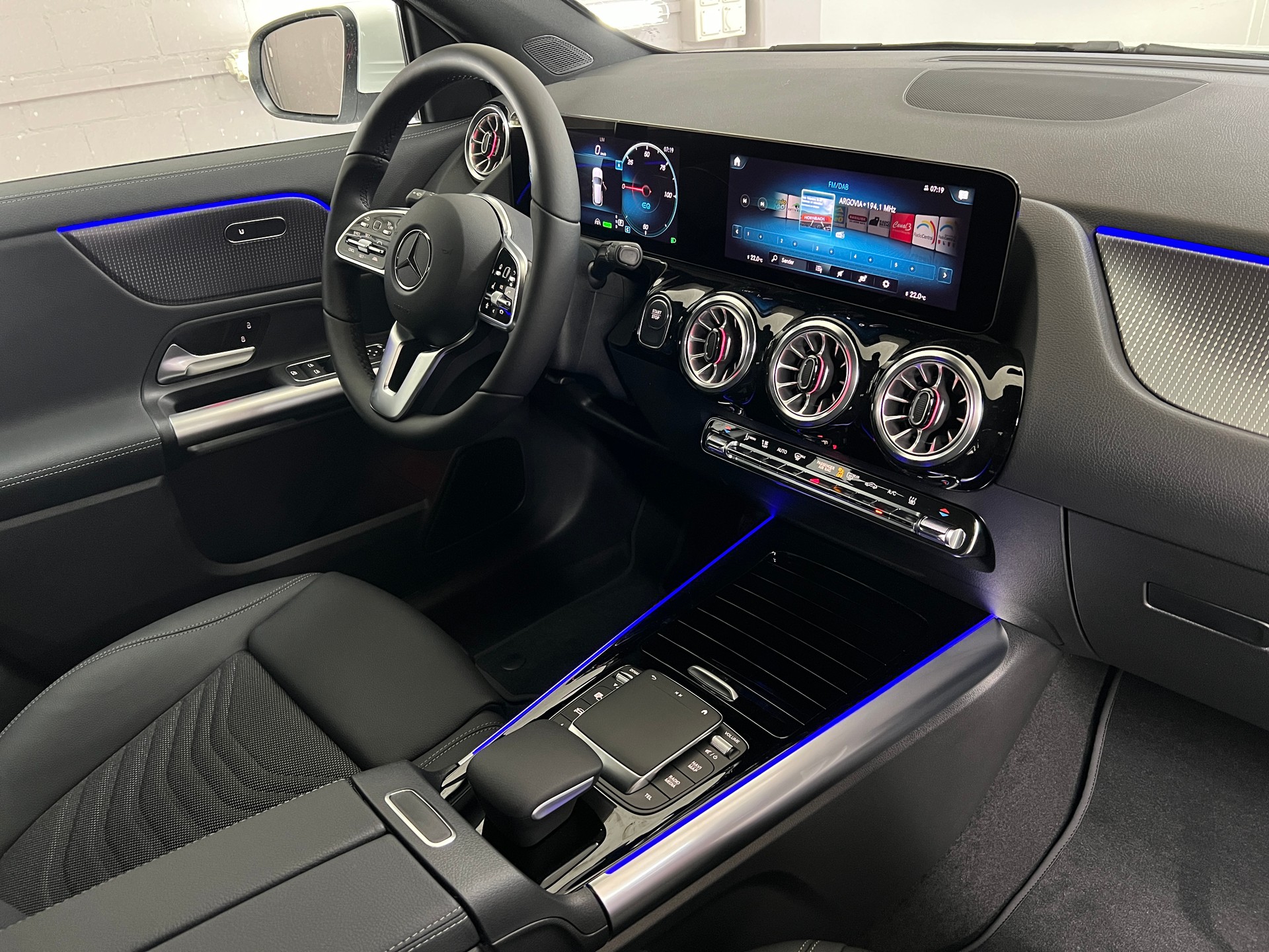 MERCEDES-BENZ EQA 300 4MATIC - 16