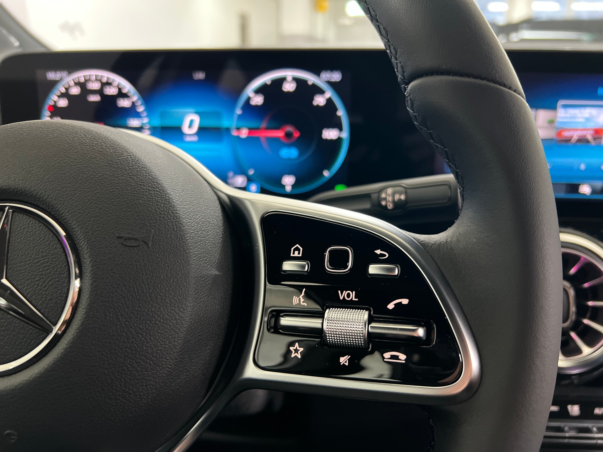 MERCEDES-BENZ EQA 300 4MATIC - 24