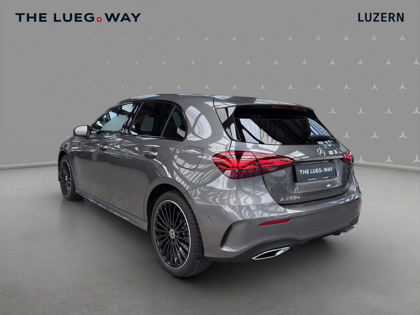 MERCEDES-BENZ A 250 e with EQ - AMG / DISTRONIC / 360 Grad Kamera / Panorama-Dach - 3