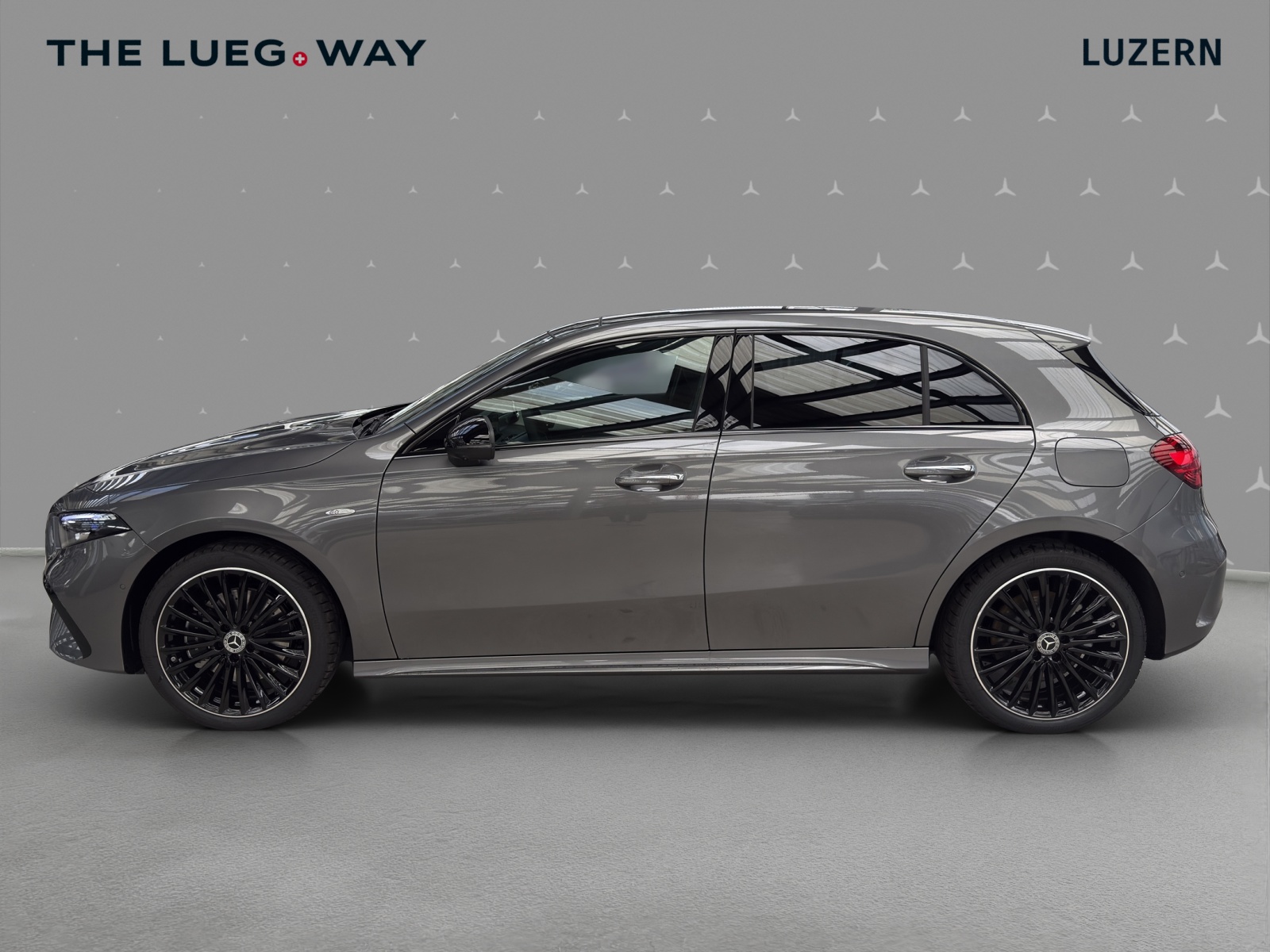 MERCEDES-BENZ A 250 e with EQ - AMG / DISTRONIC / 360 Grad Kamera / Panorama-Dach - 2