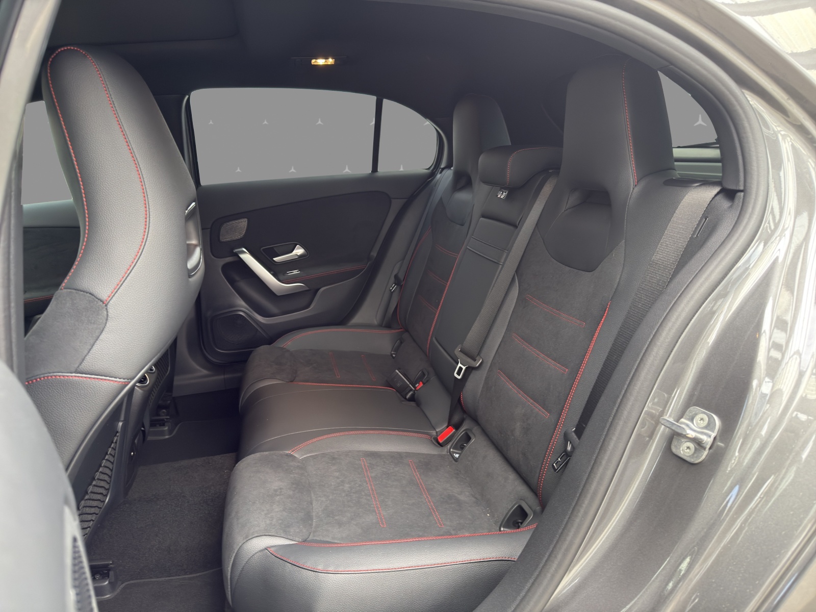 MERCEDES-BENZ A 250 e with EQ - AMG / DISTRONIC / 360 Grad Kamera / Panorama-Dach - 14