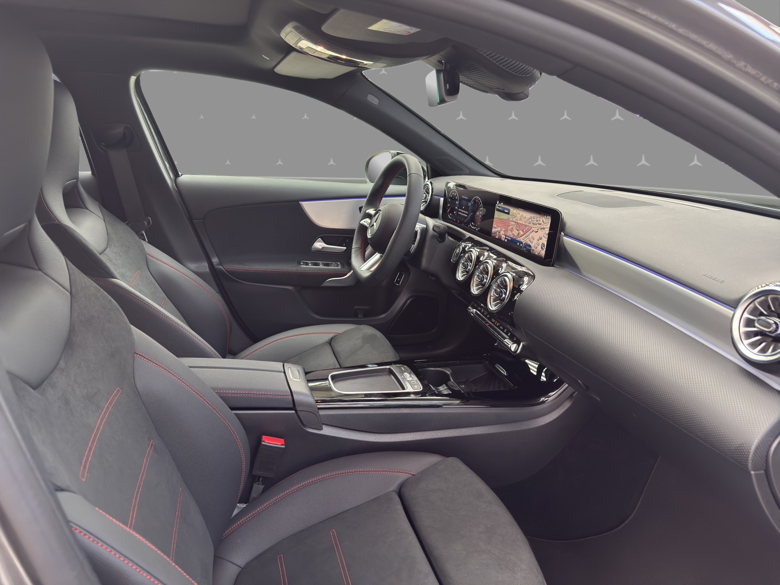 MERCEDES-BENZ A 250 e with EQ - AMG / DISTRONIC / 360 Grad Kamera / Panorama-Dach - 15