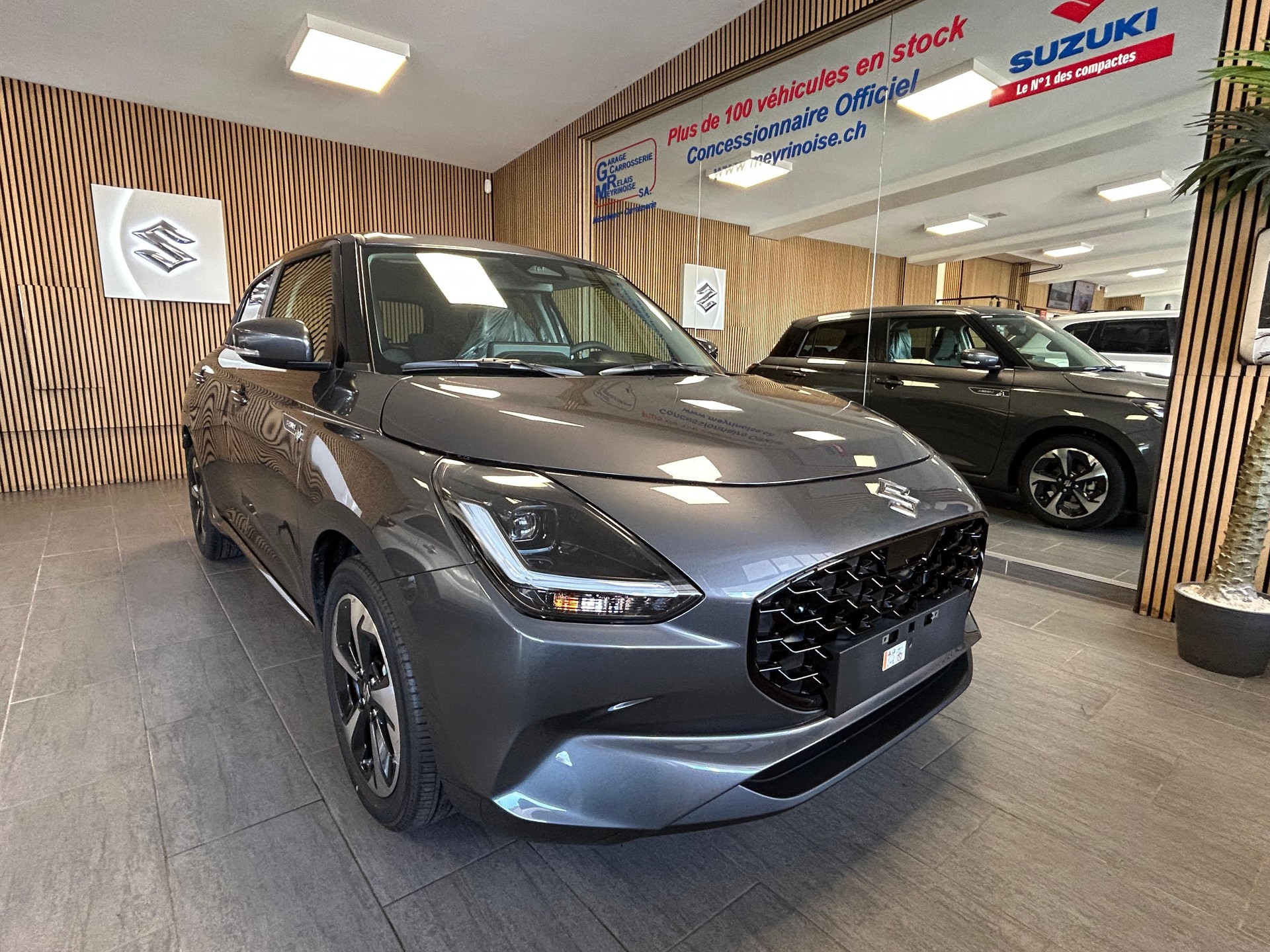 SUZUKI Swift 1.2 Sakura Top Hybrid - 2