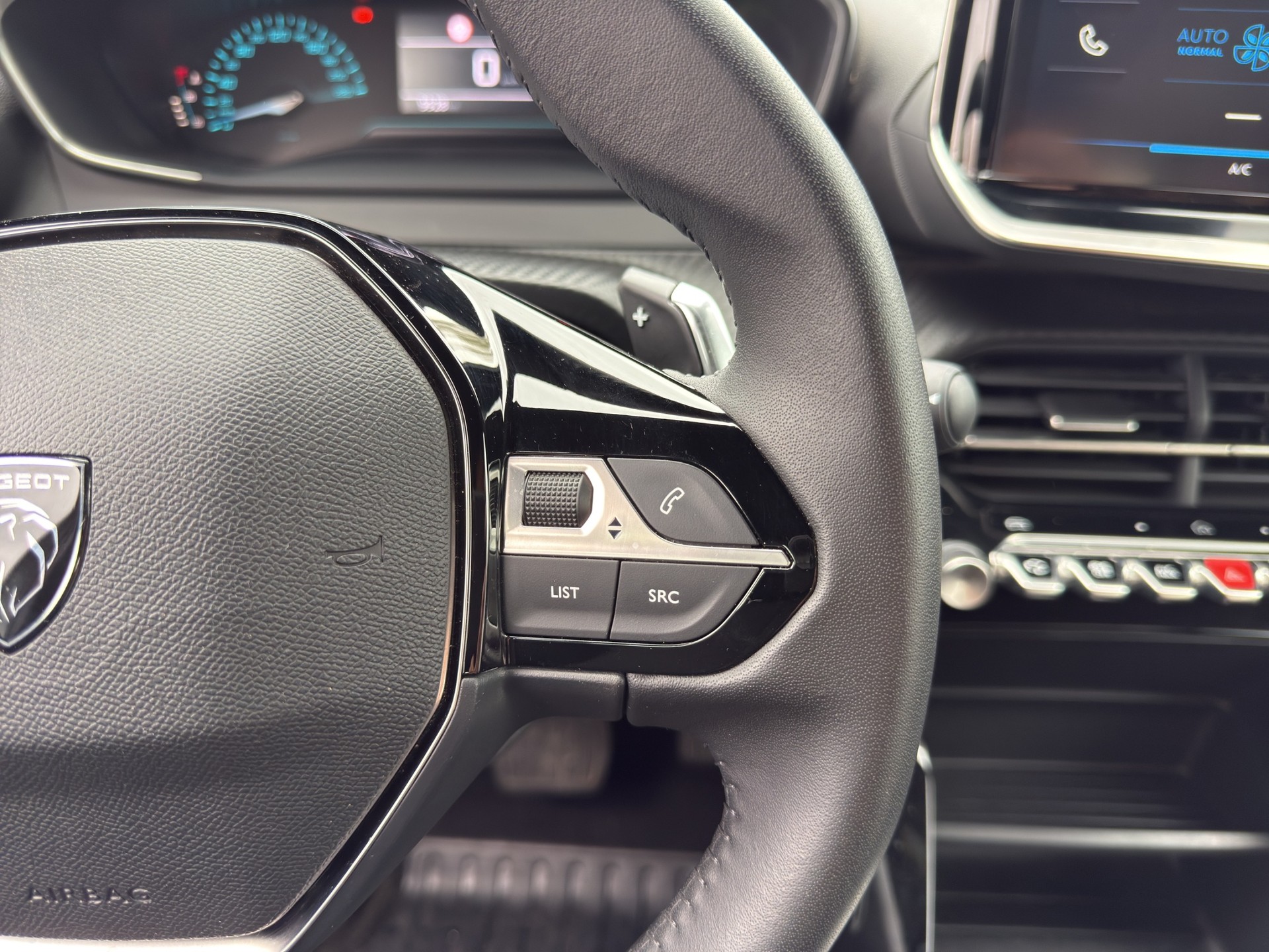 PEUGEOT 2008 1.2 Hybrid 145 Style - 29