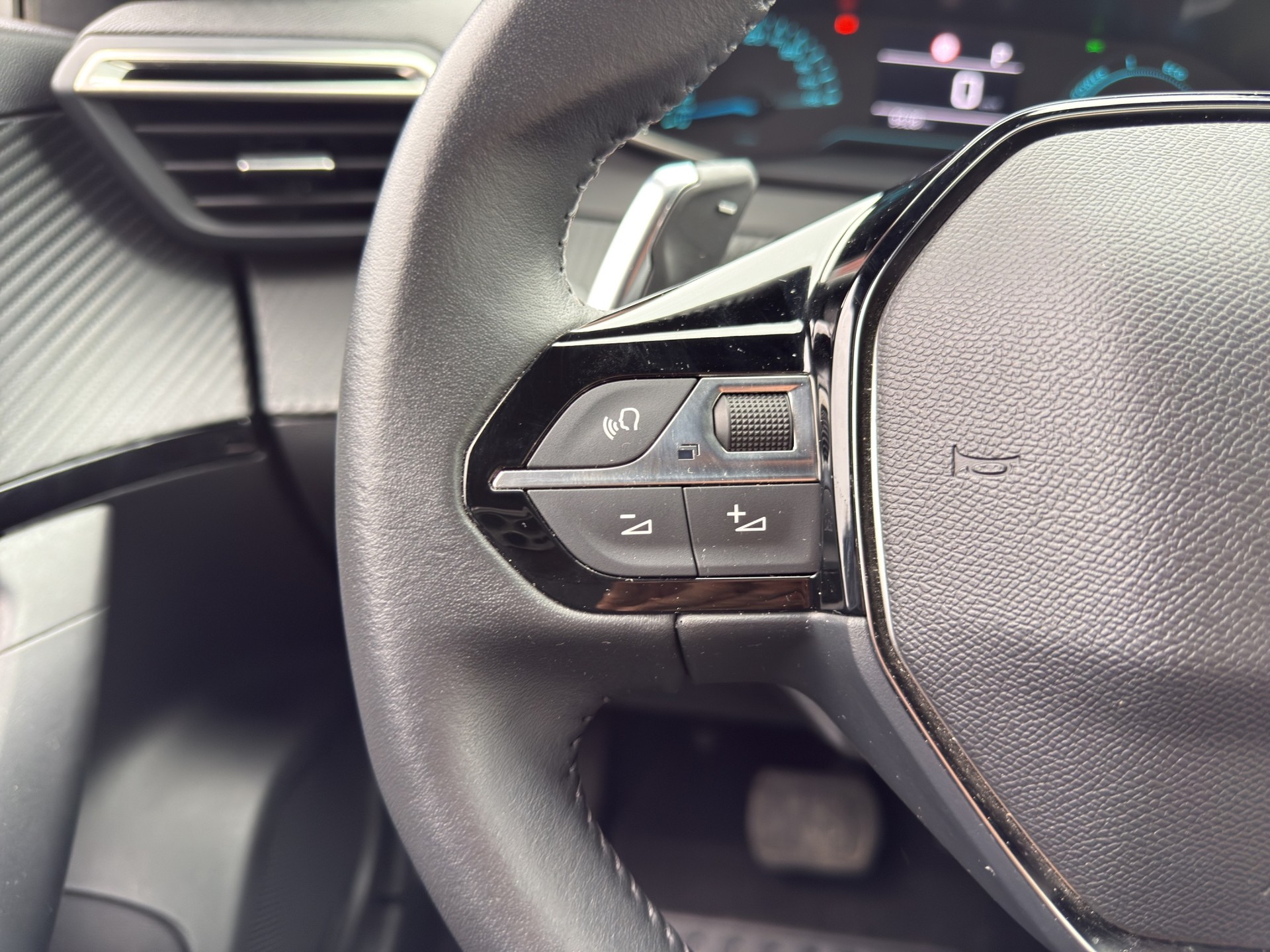 PEUGEOT 2008 1.2 Hybrid 145 Style - 28