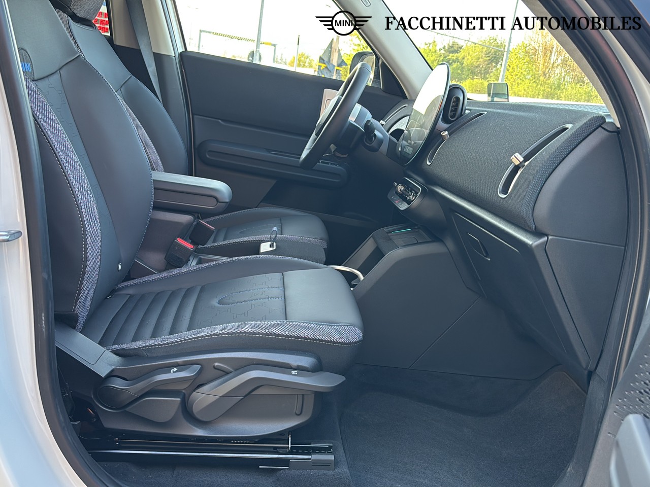 MINI MINI COUNTRYMAN E - 3