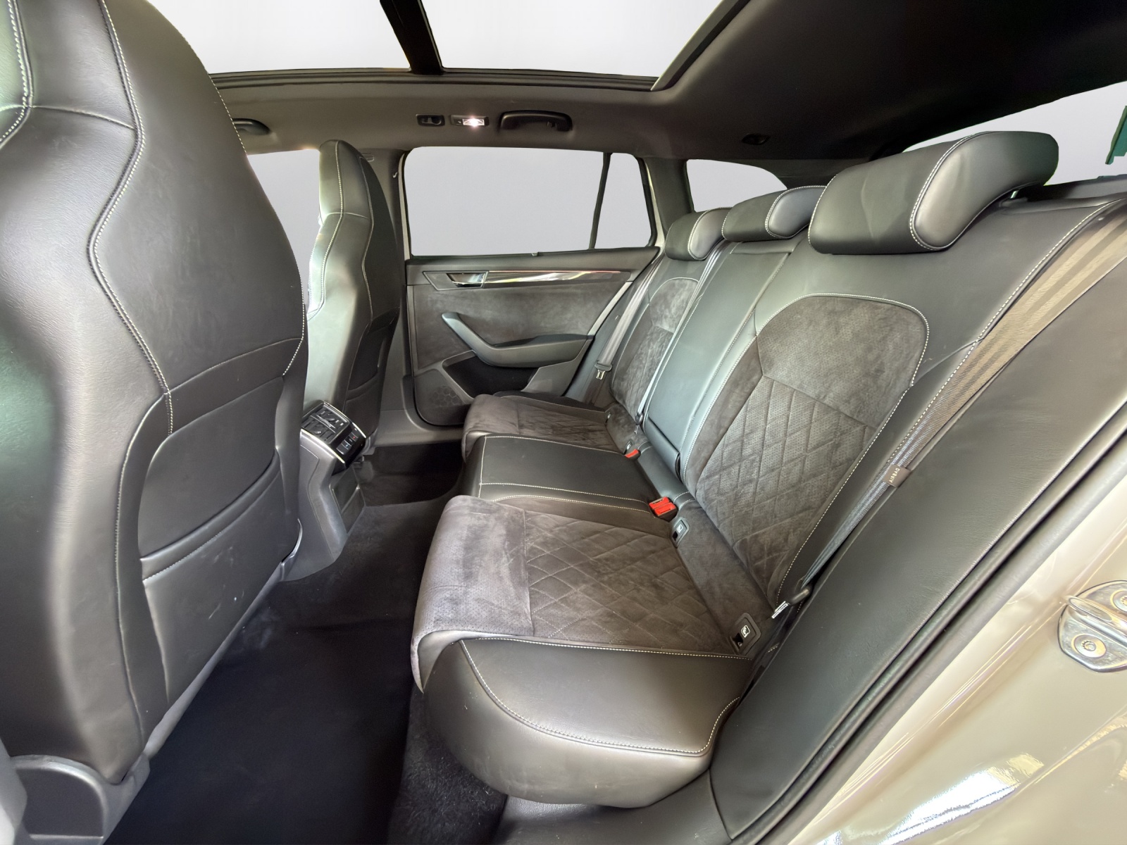 SKODA Superb Combi 2.0 TSI SportLine+ DSG 4x4 - 11